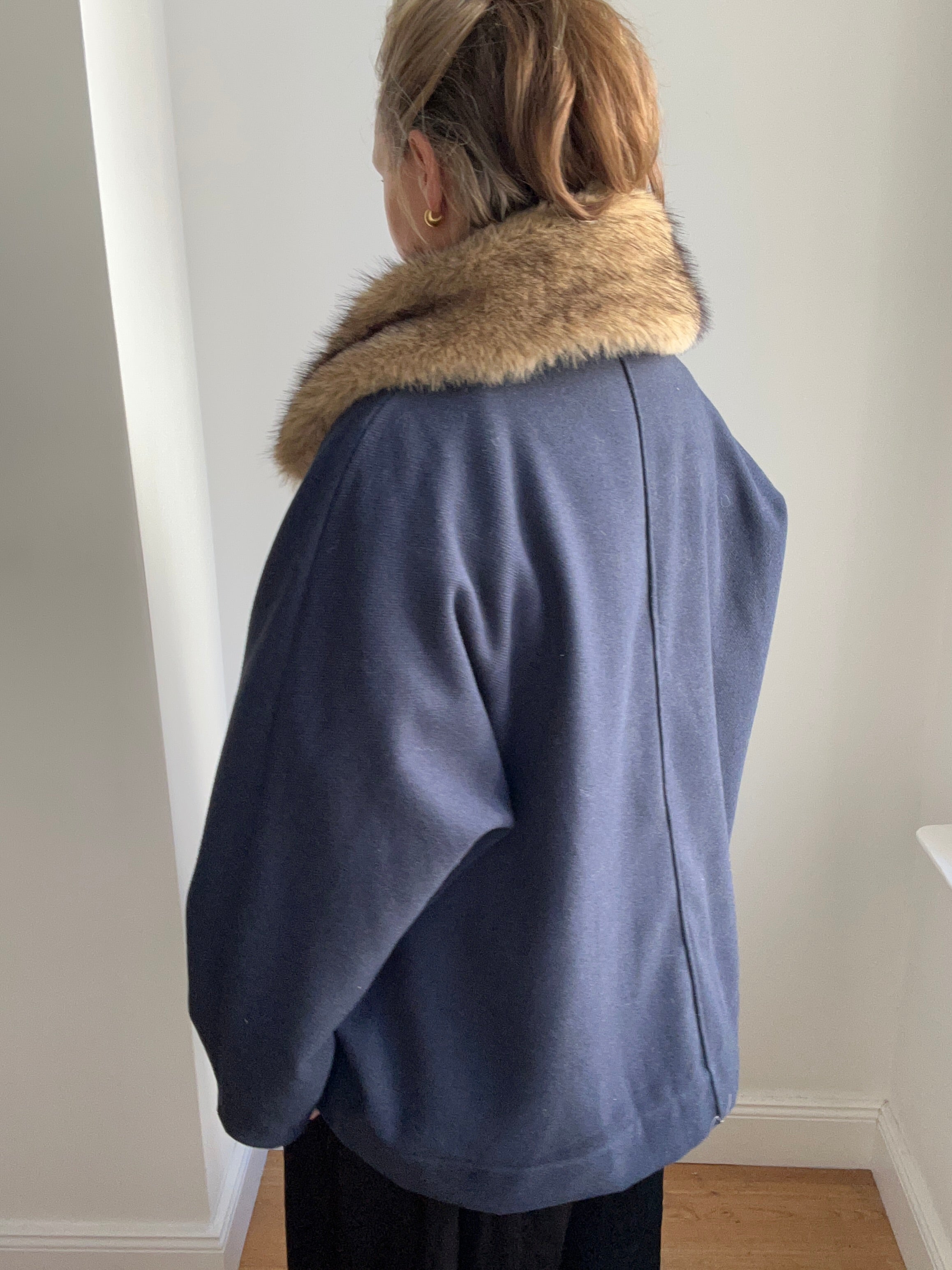 Cape-Jacke mit Faux Fellkragen zum Abknöpfen - blau