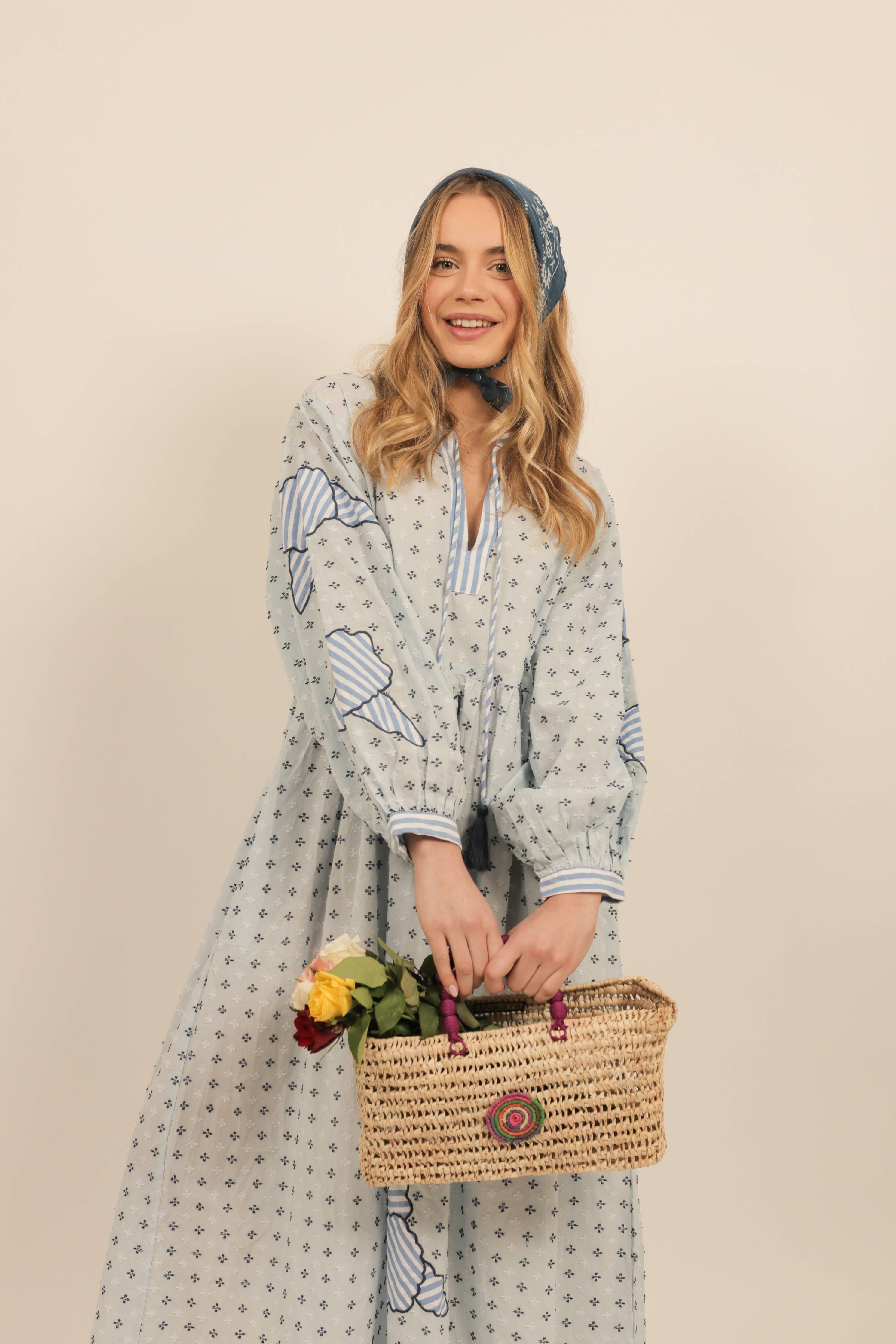 besticktes Kleid - ice blau