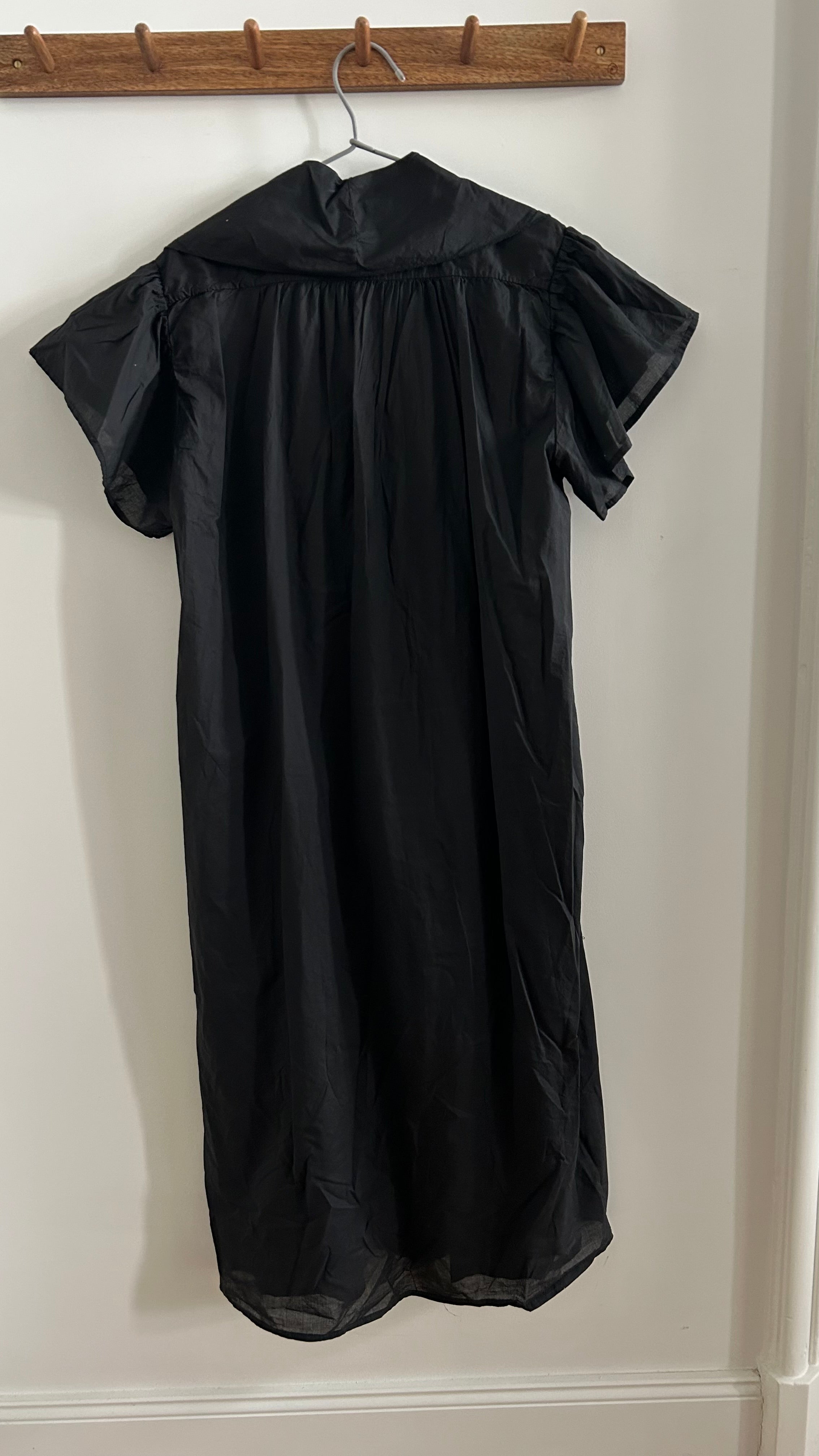 Langes Kleid mit Rüschen schwarz