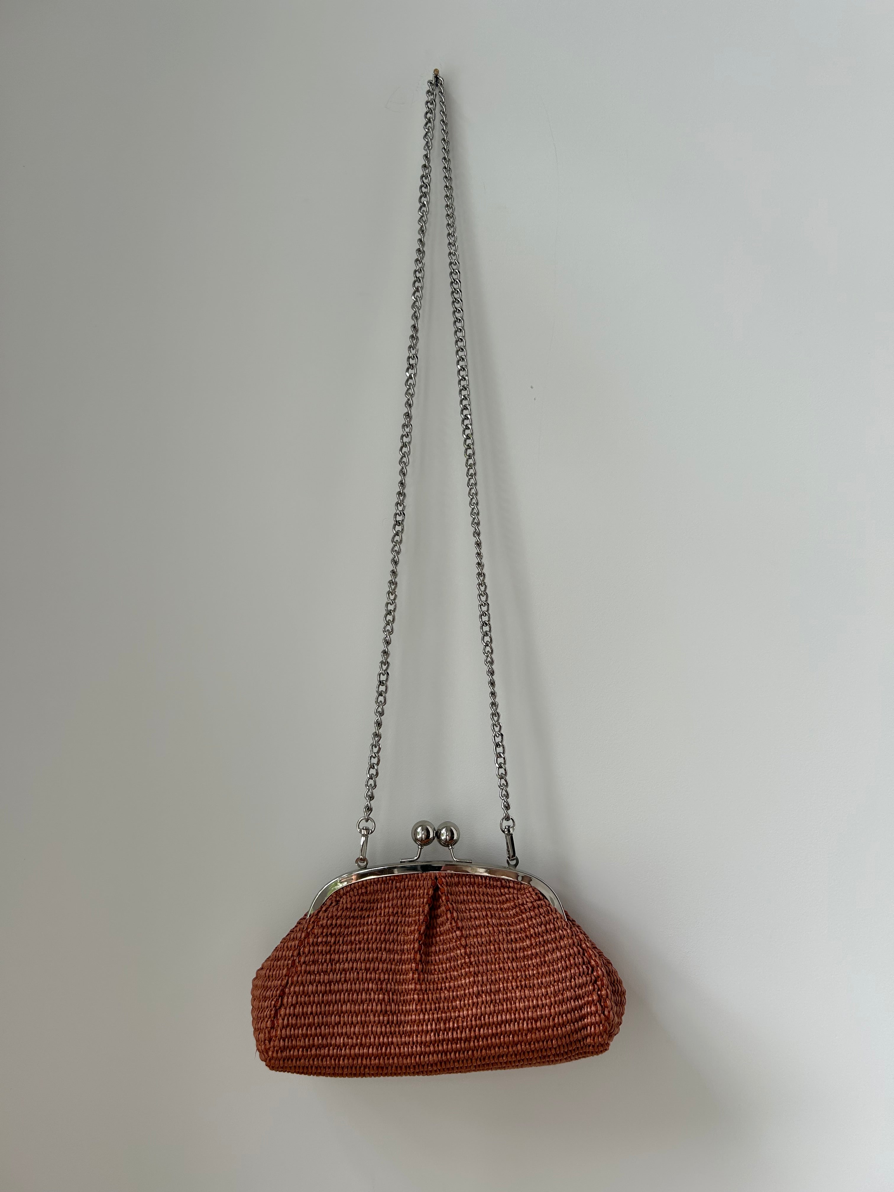 kleine Clutch im Raffia-Stil - silber / terracotta