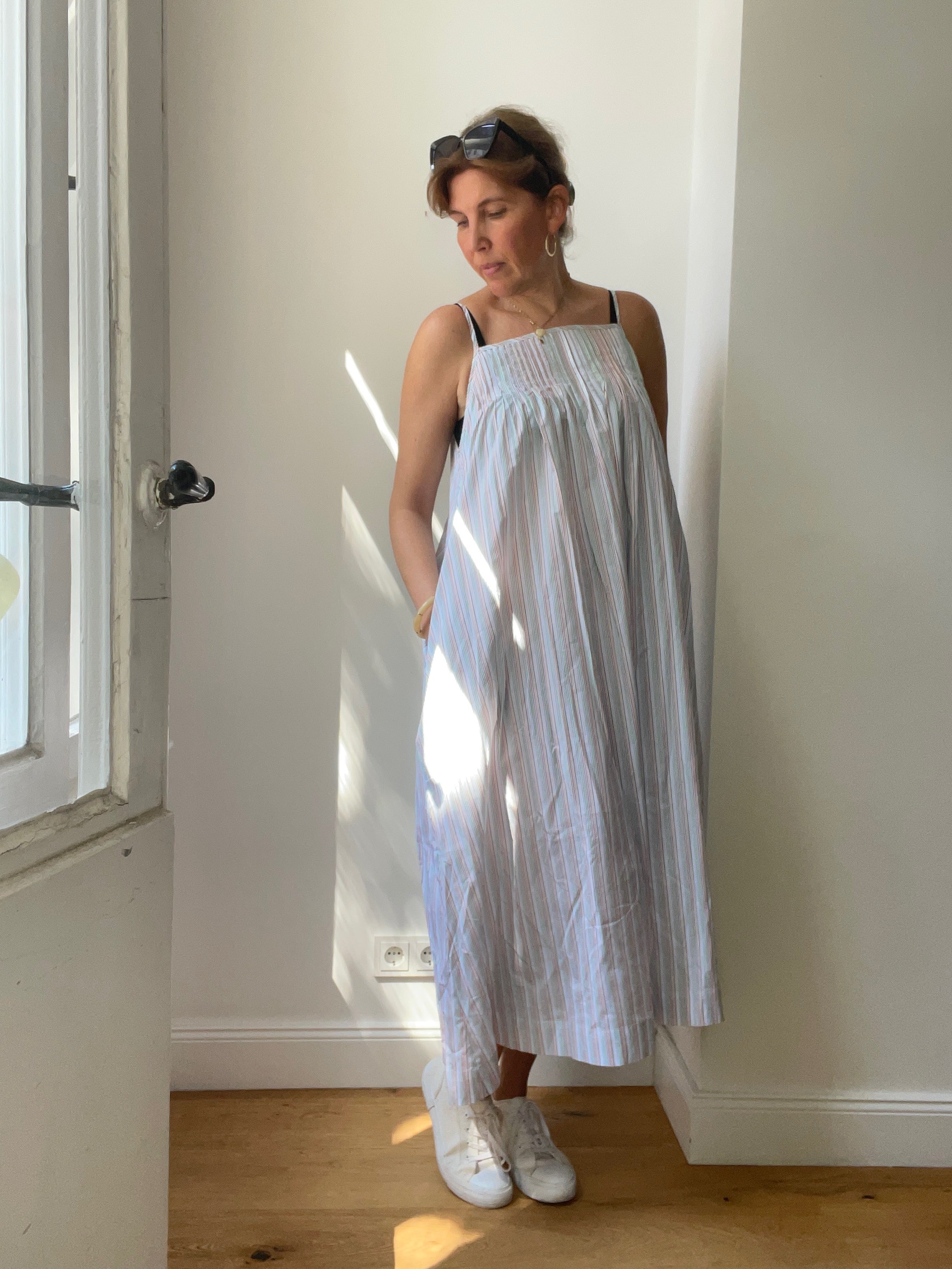 Gestreiftes Trägerkleid mit Biesen