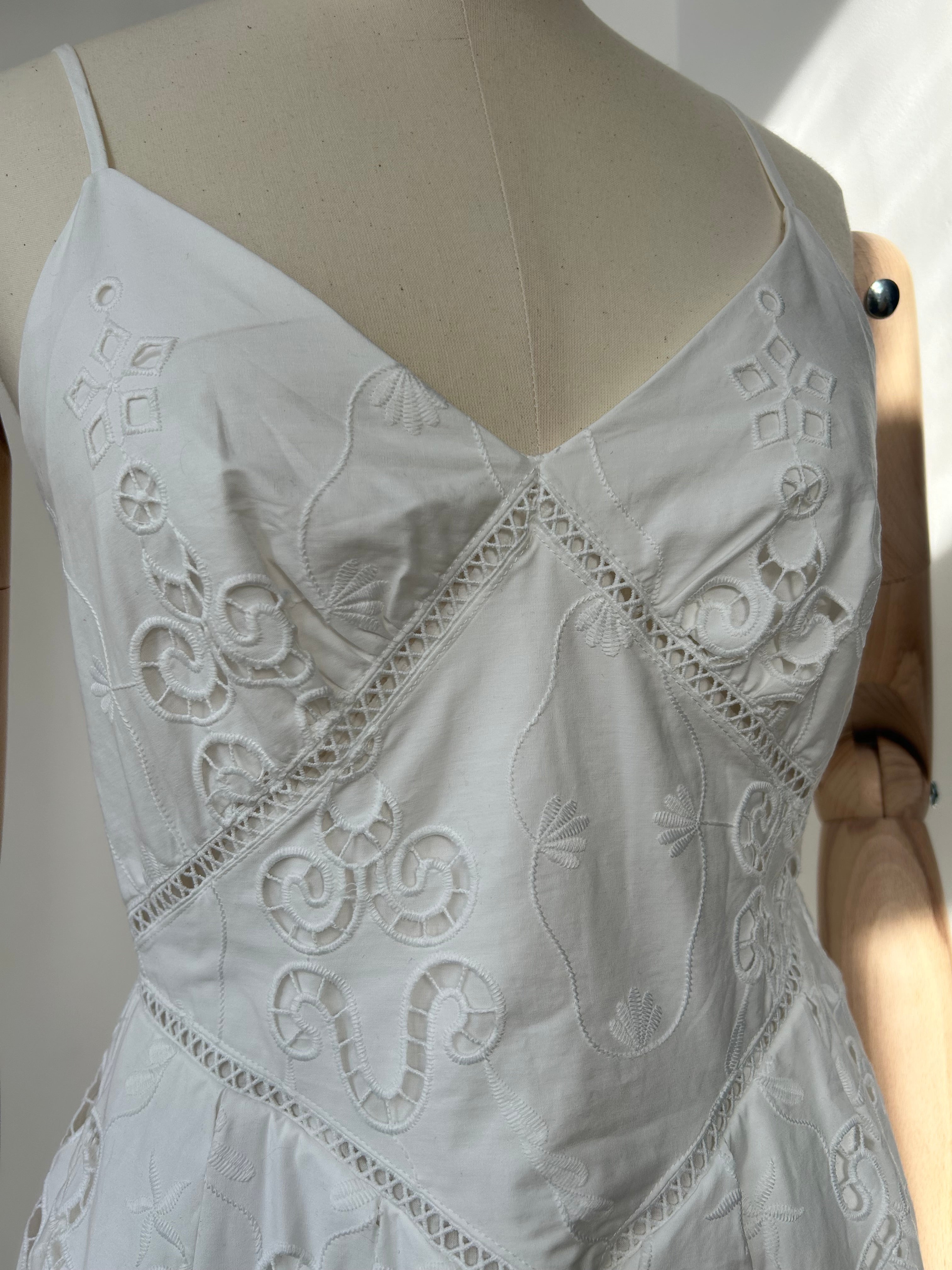 Weißes Spitzenkleid