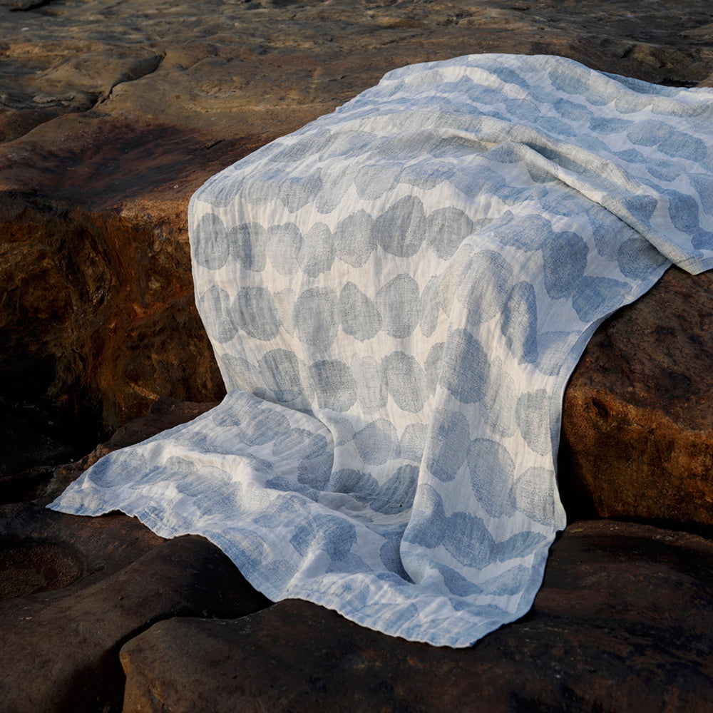 Strandtuch aus Leinen SADE - white-rainy blue