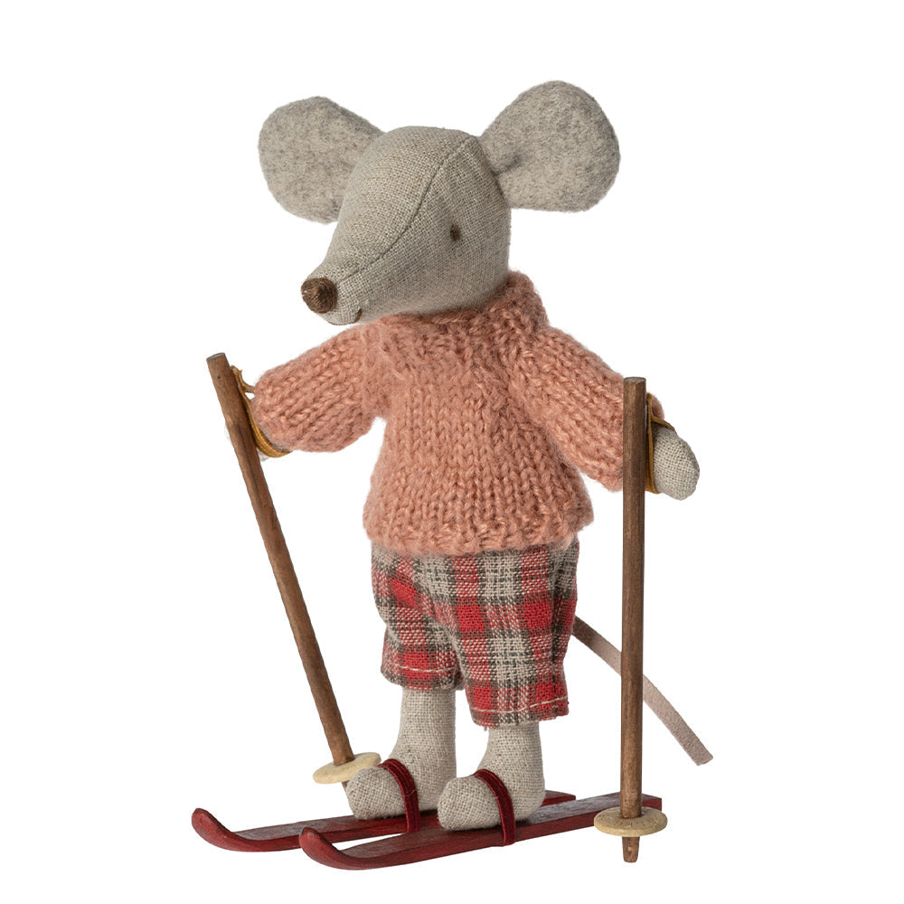 Wintermaus Große Schwester mit Ski