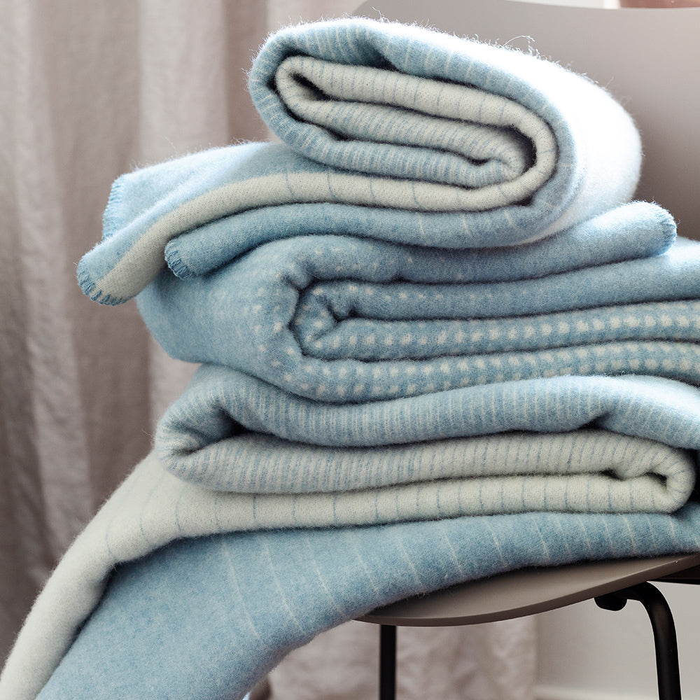 Wolldecke Kaamos - white-natural dyed woad