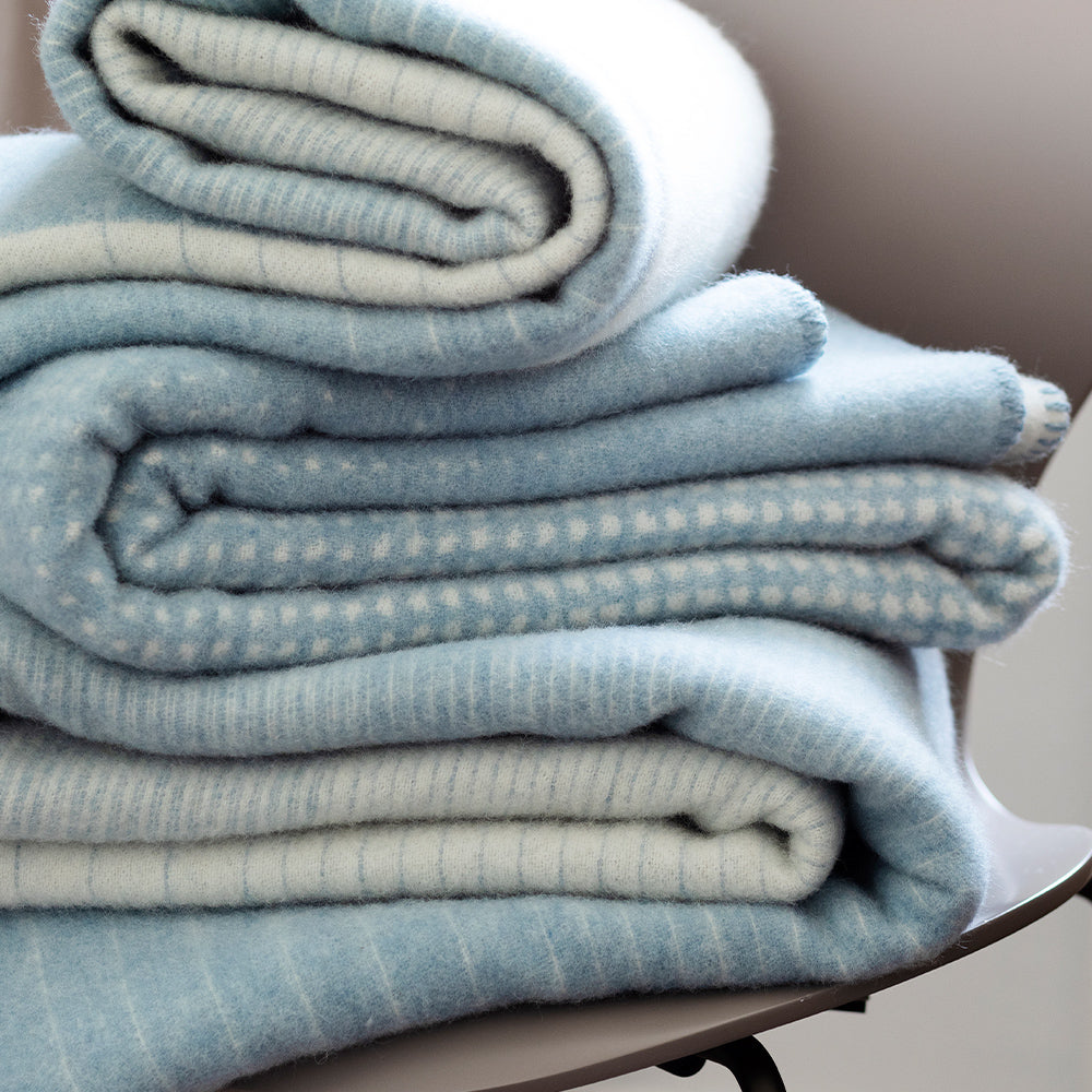 Wolldecke Kaamos - white-natural dyed woad