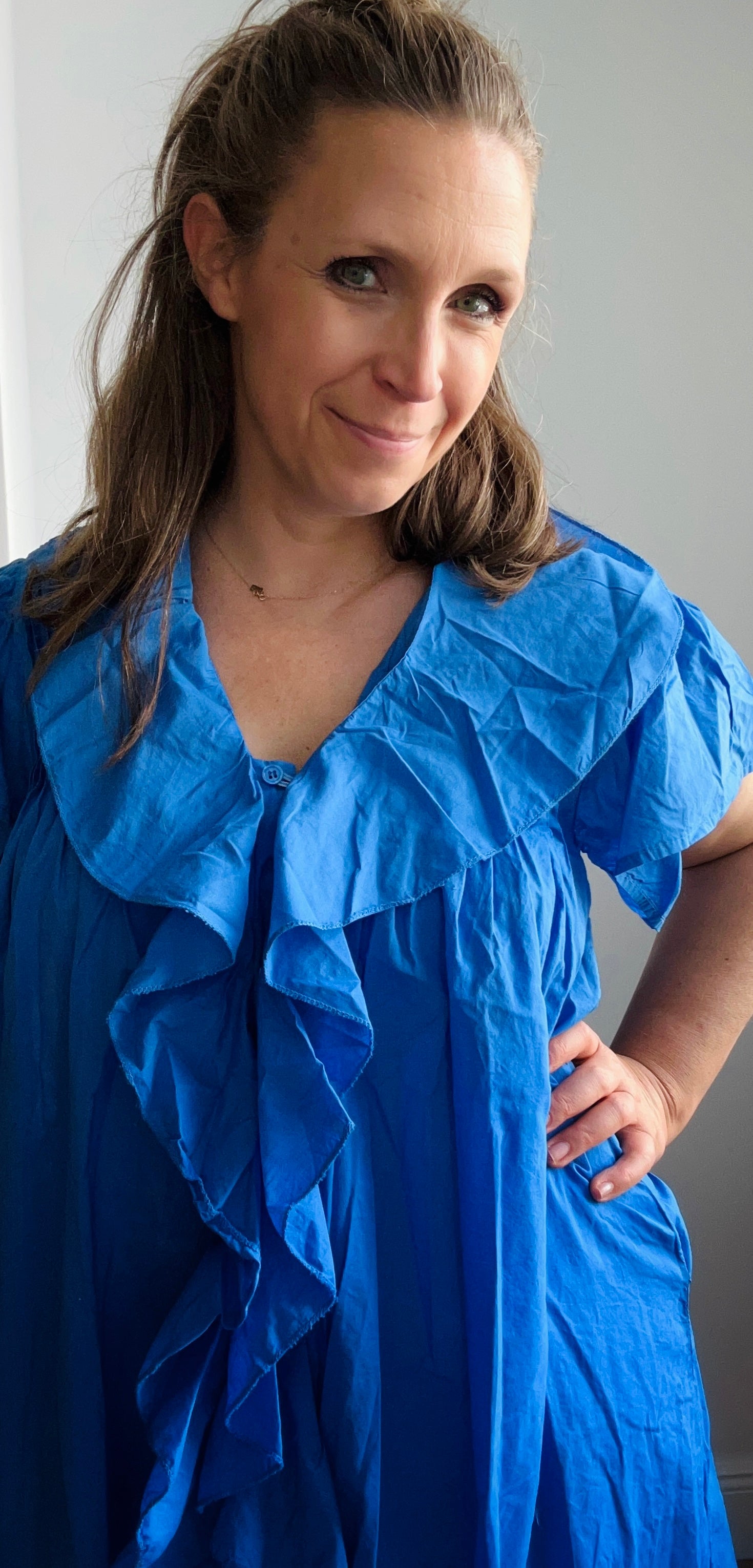 Langes Kleid mit Rüschen azurblau