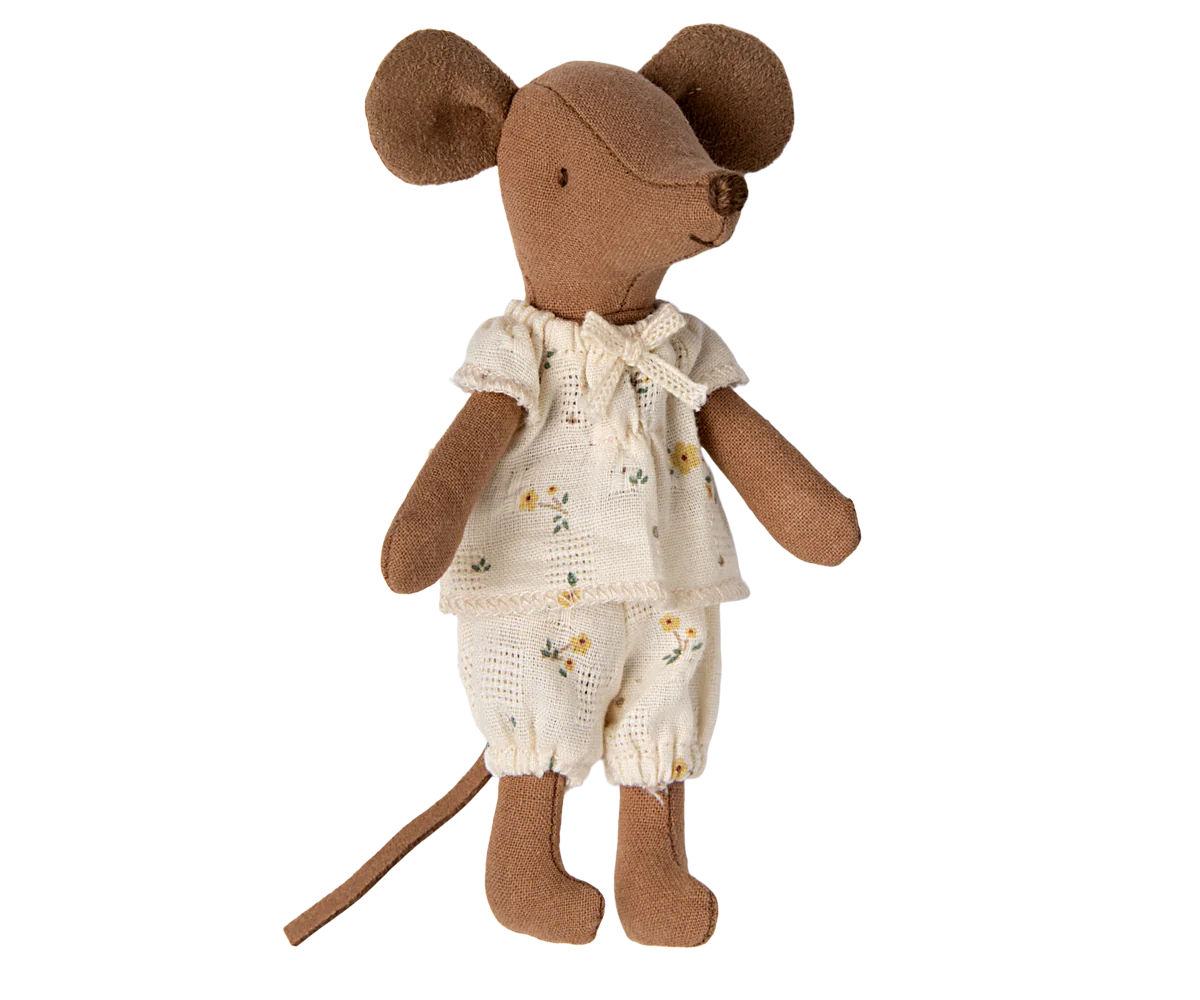 Große Schwester Maus in Streichholzschachtel