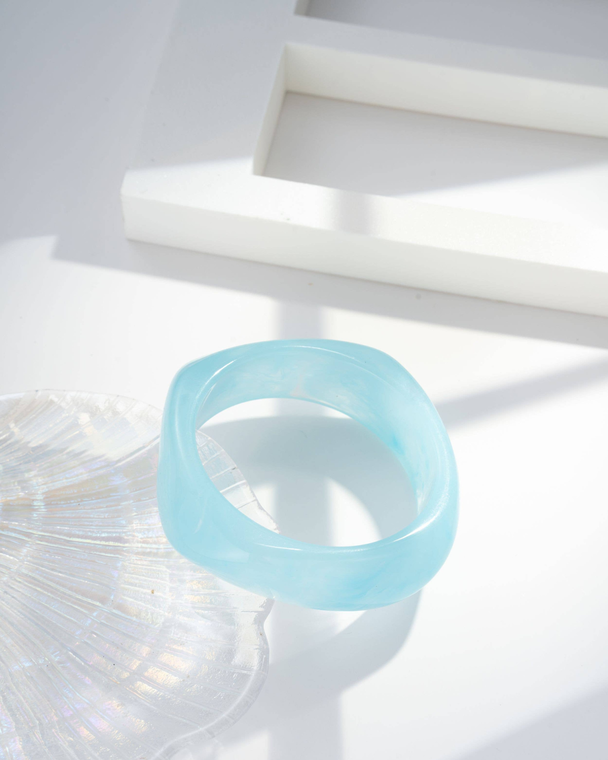Armreif aus Harz mit Marmoroptik - Himmelblau