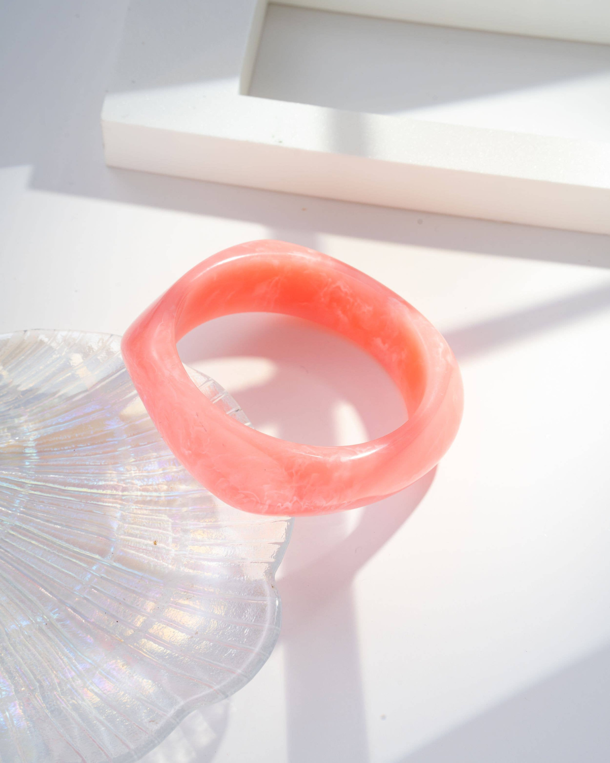 Armreif aus Harz mit Marmoroptik - Rose