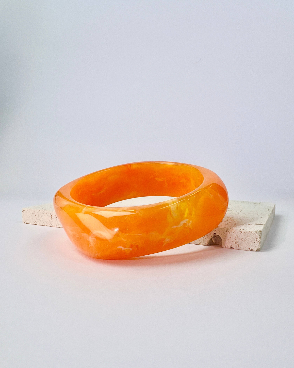Armreif aus Harz mit Marmoroptik - Orange