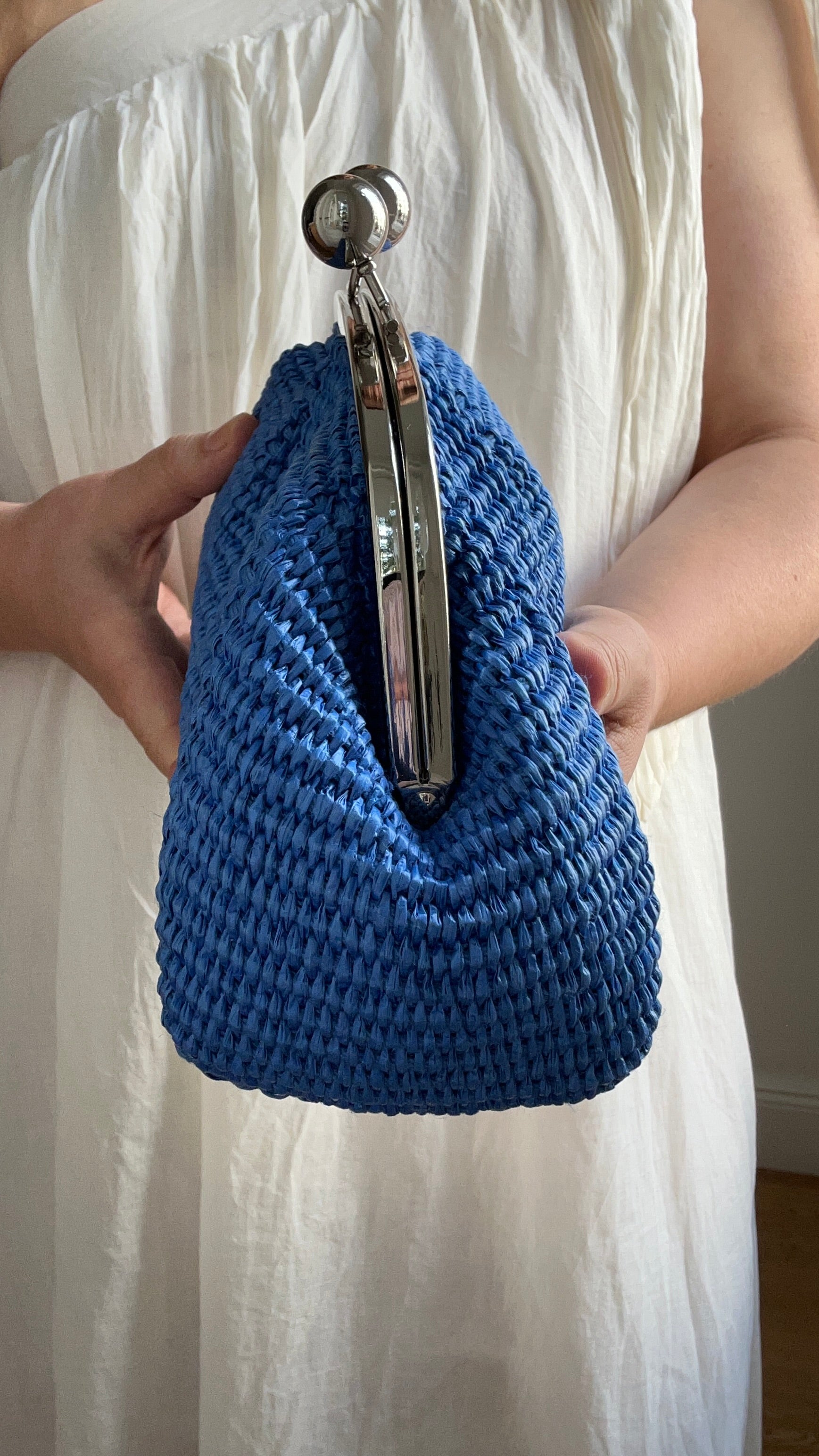 kleine Clutch im Raffia-Stil - silber / kornblumenblau