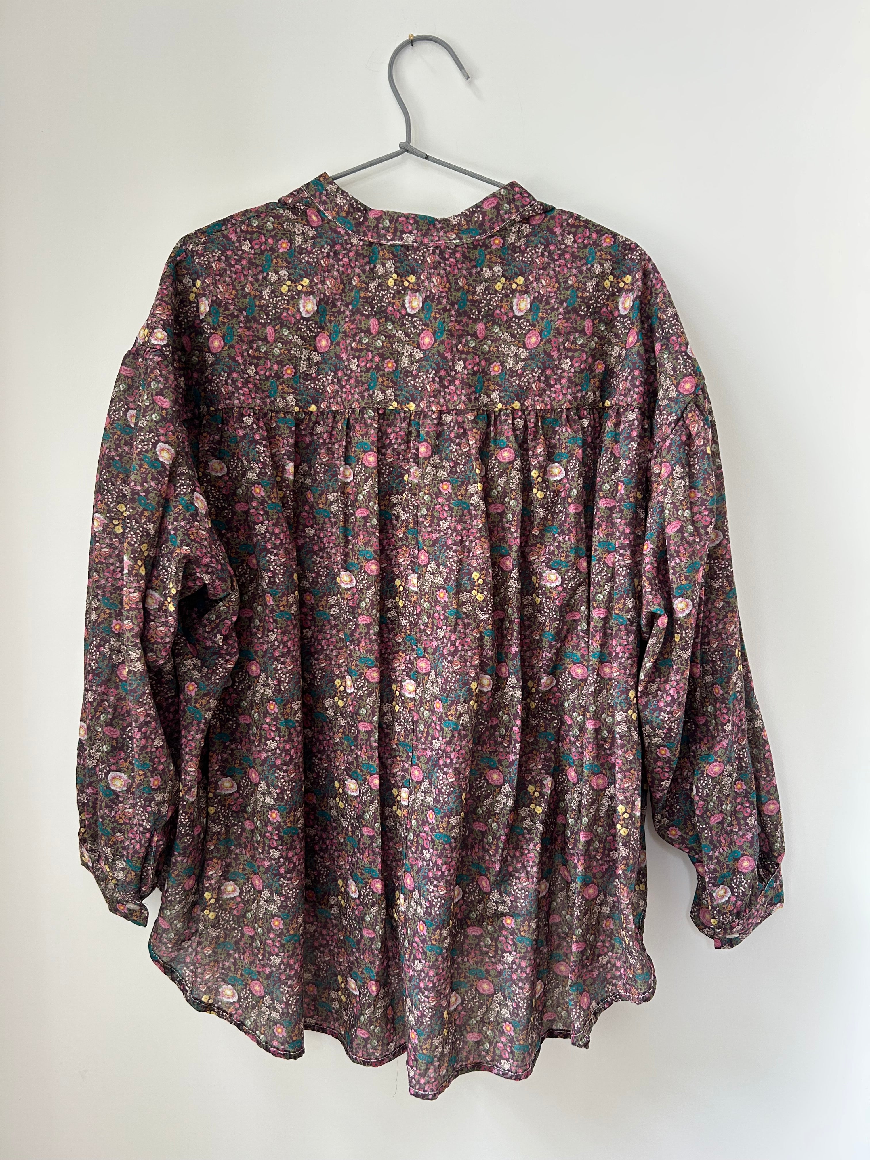 Blümchen-Bluse mit Rüschen - violett