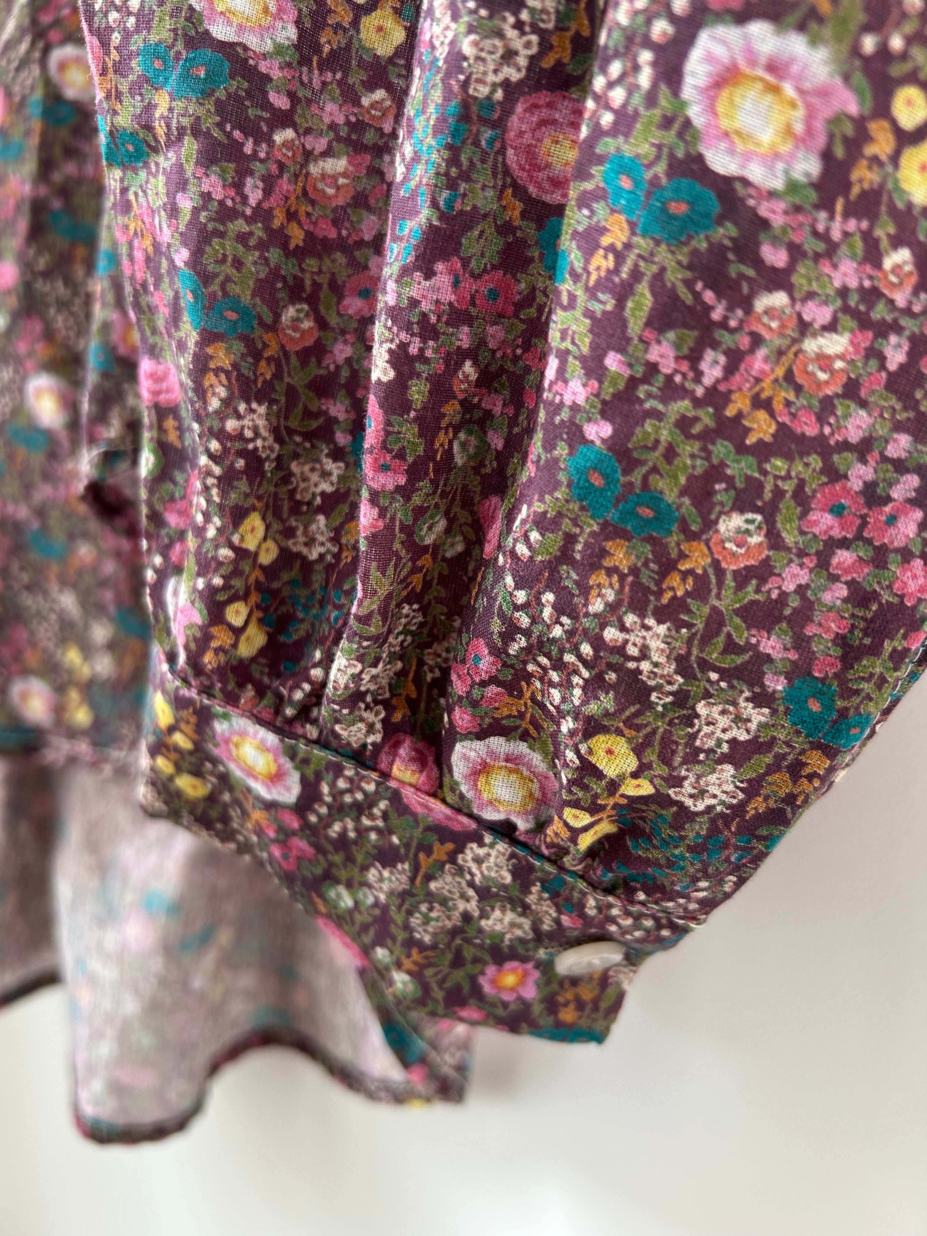 Blümchen-Bluse mit Rüschen - violett