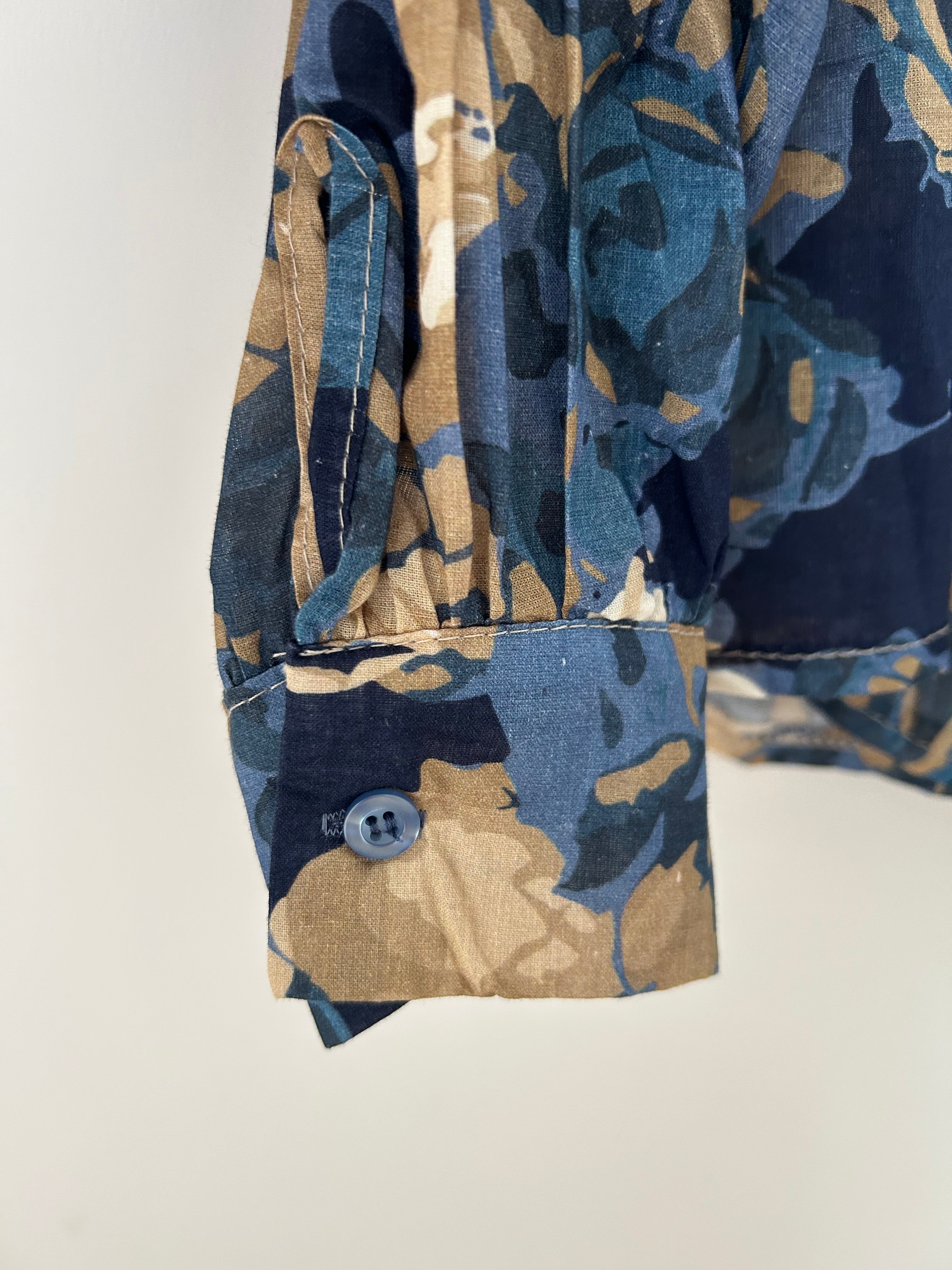 Hochgeschlossene Bluse mit Blumenmuster