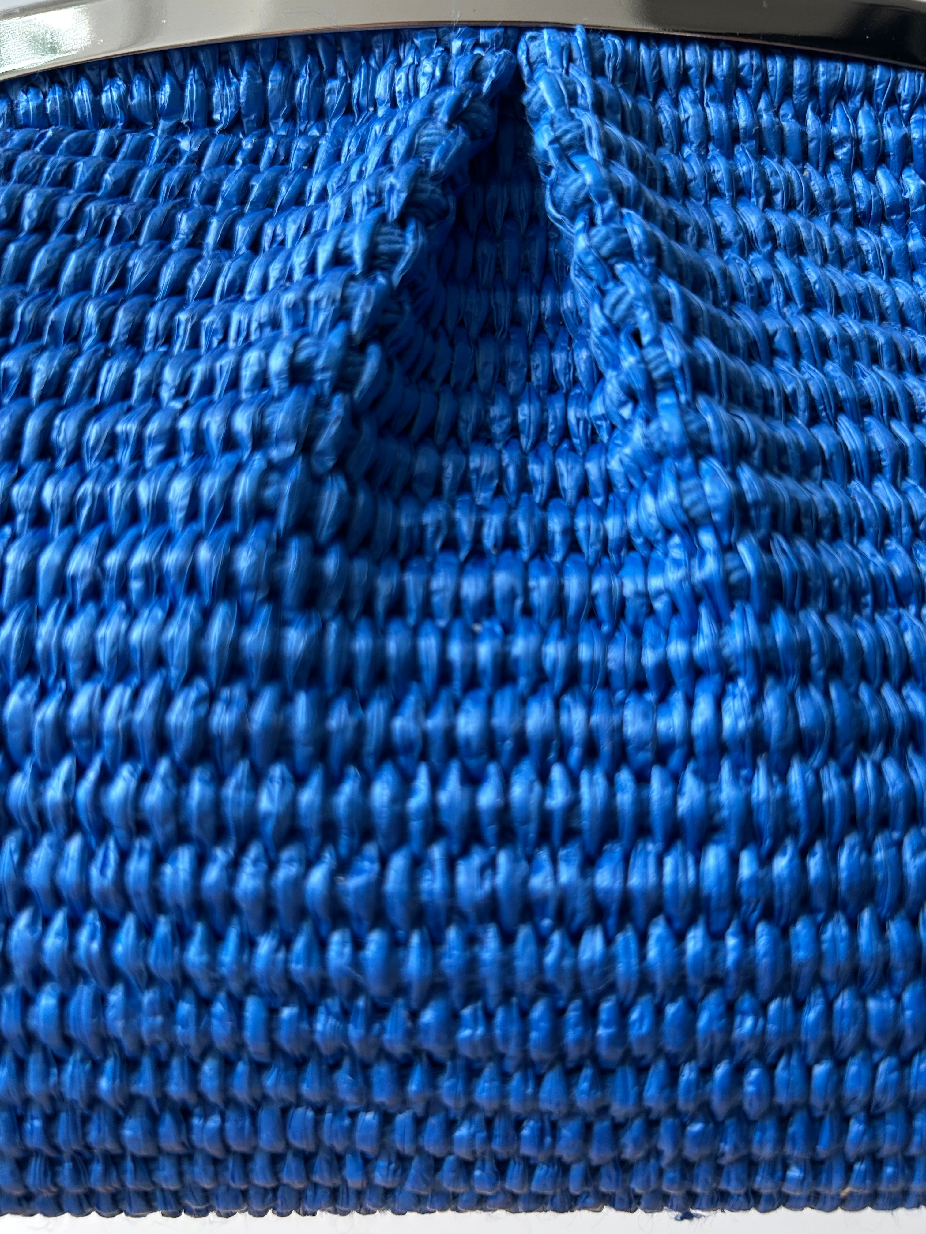 kleine Clutch im Raffia-Stil - silber / kornblumenblau