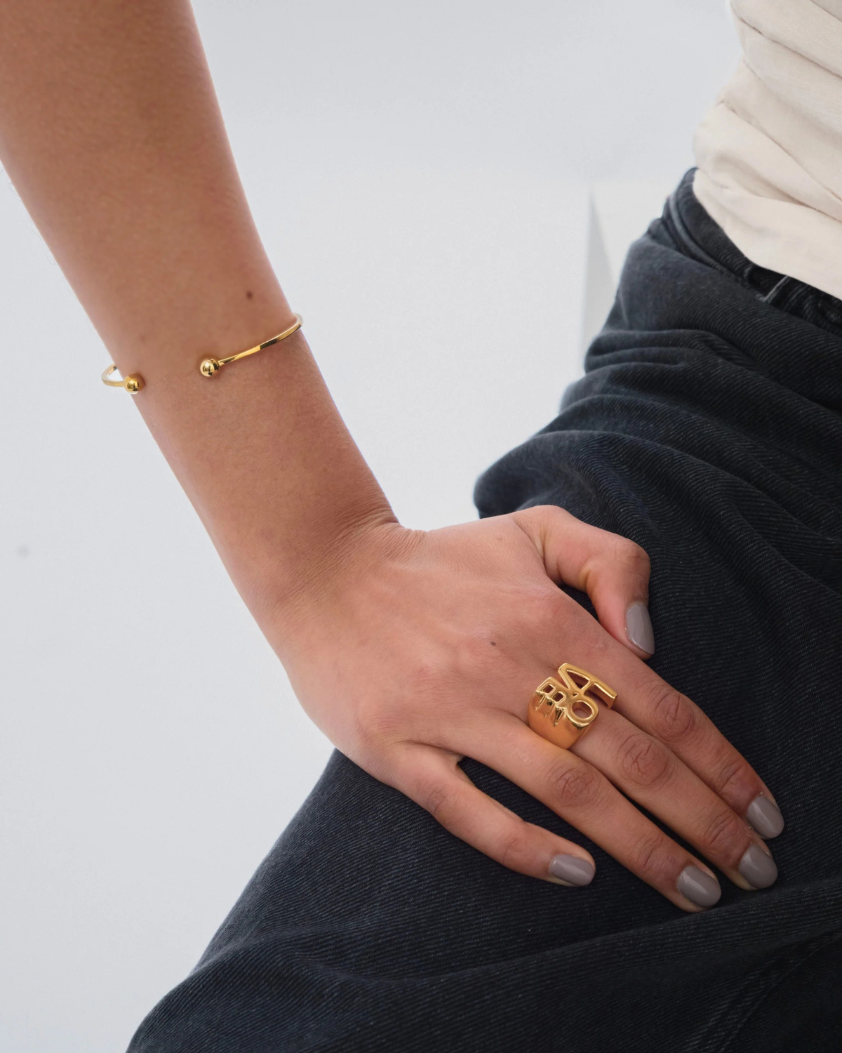Armreif Strict Ball Bangle - gold