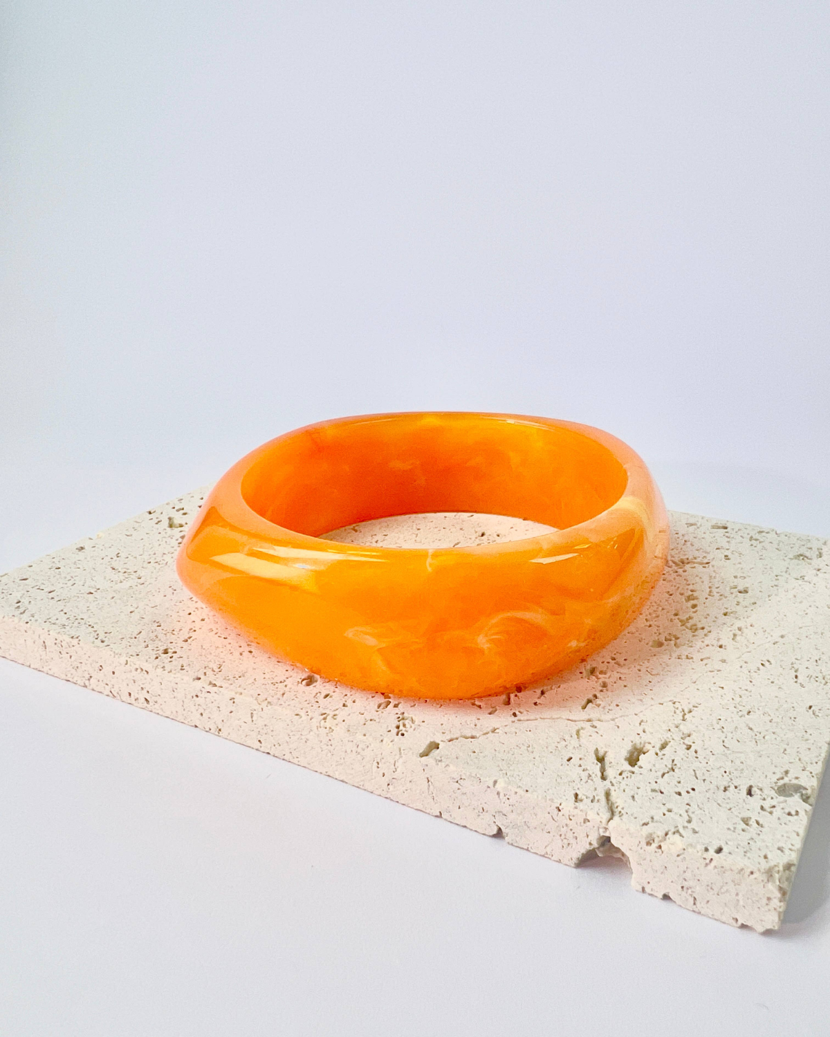 Armreif aus Harz mit Marmoroptik - Orange
