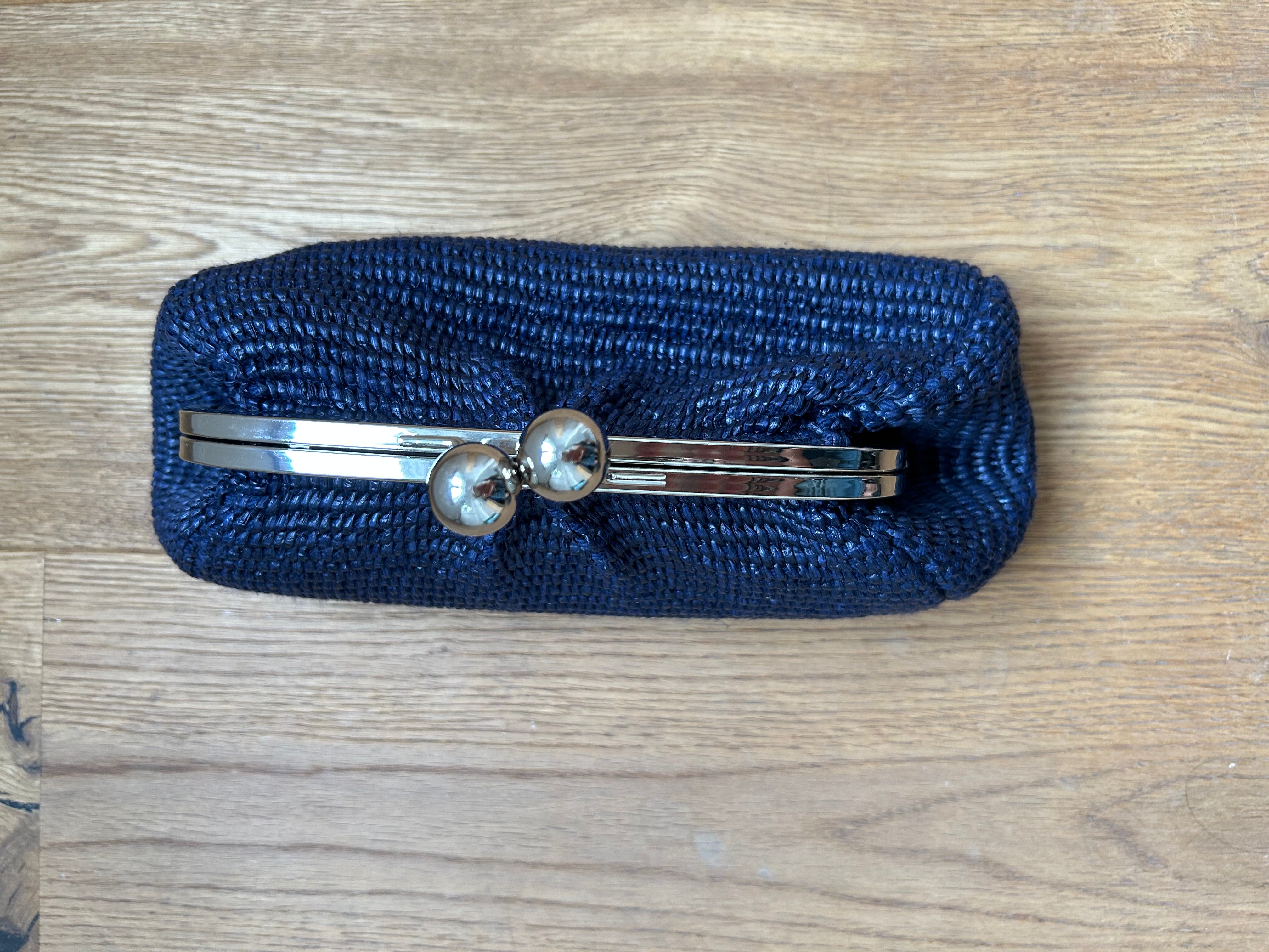 kleine Clutch im Raffia-Stil - silber / dunkelblau