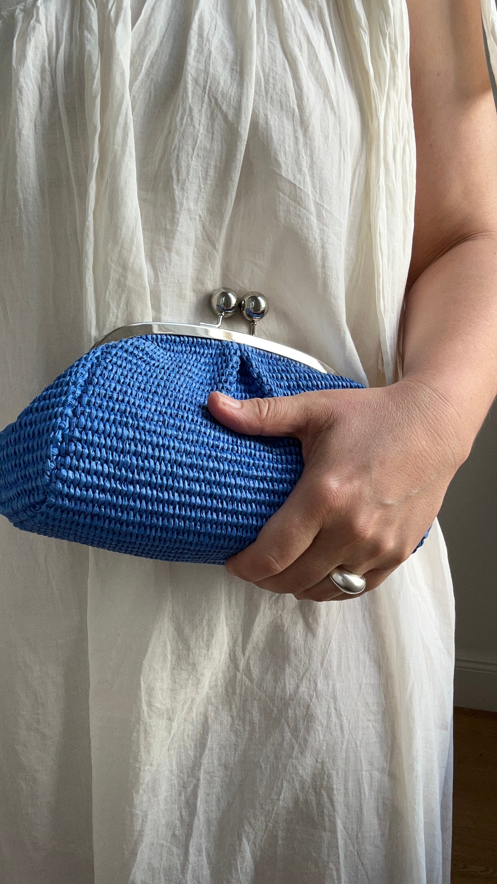 kleine Clutch im Raffia-Stil - silber / kornblumenblau