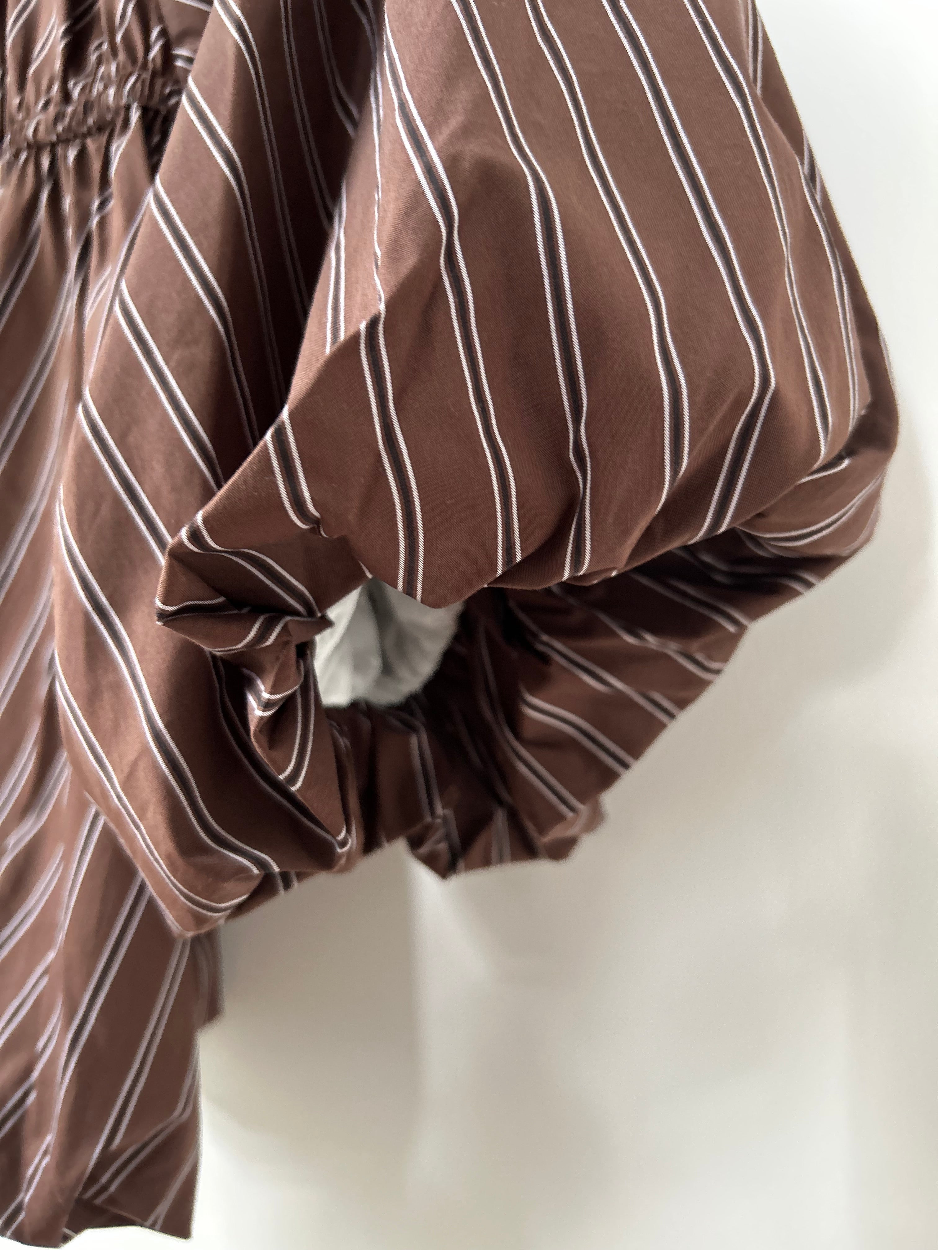 Voluminöse Bluse mit Streifen - braun