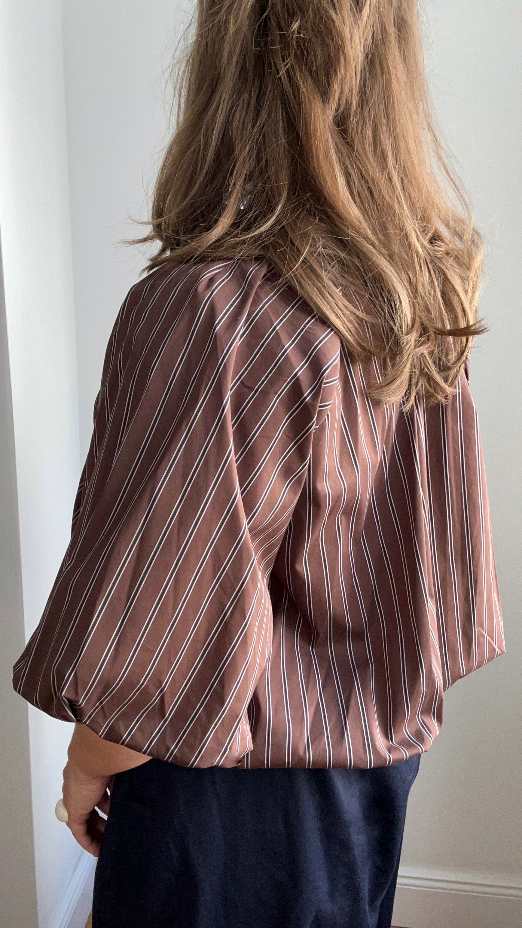 Voluminöse Bluse mit Streifen - braun