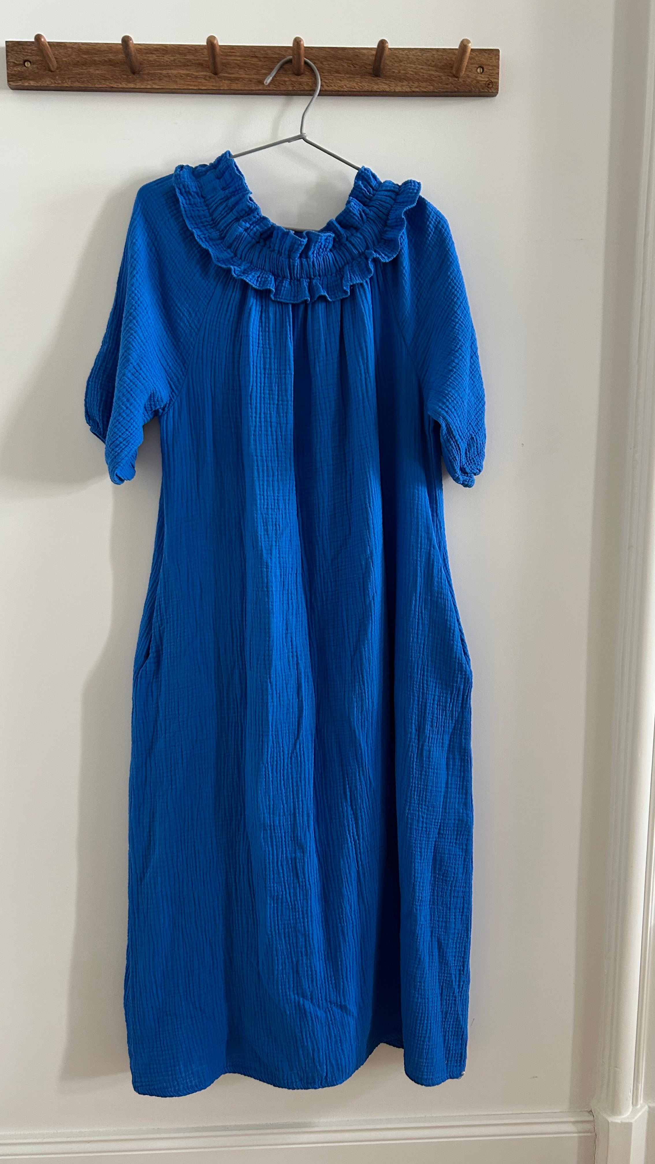 Kleid mit Carmen-Ausschnitt azurblau