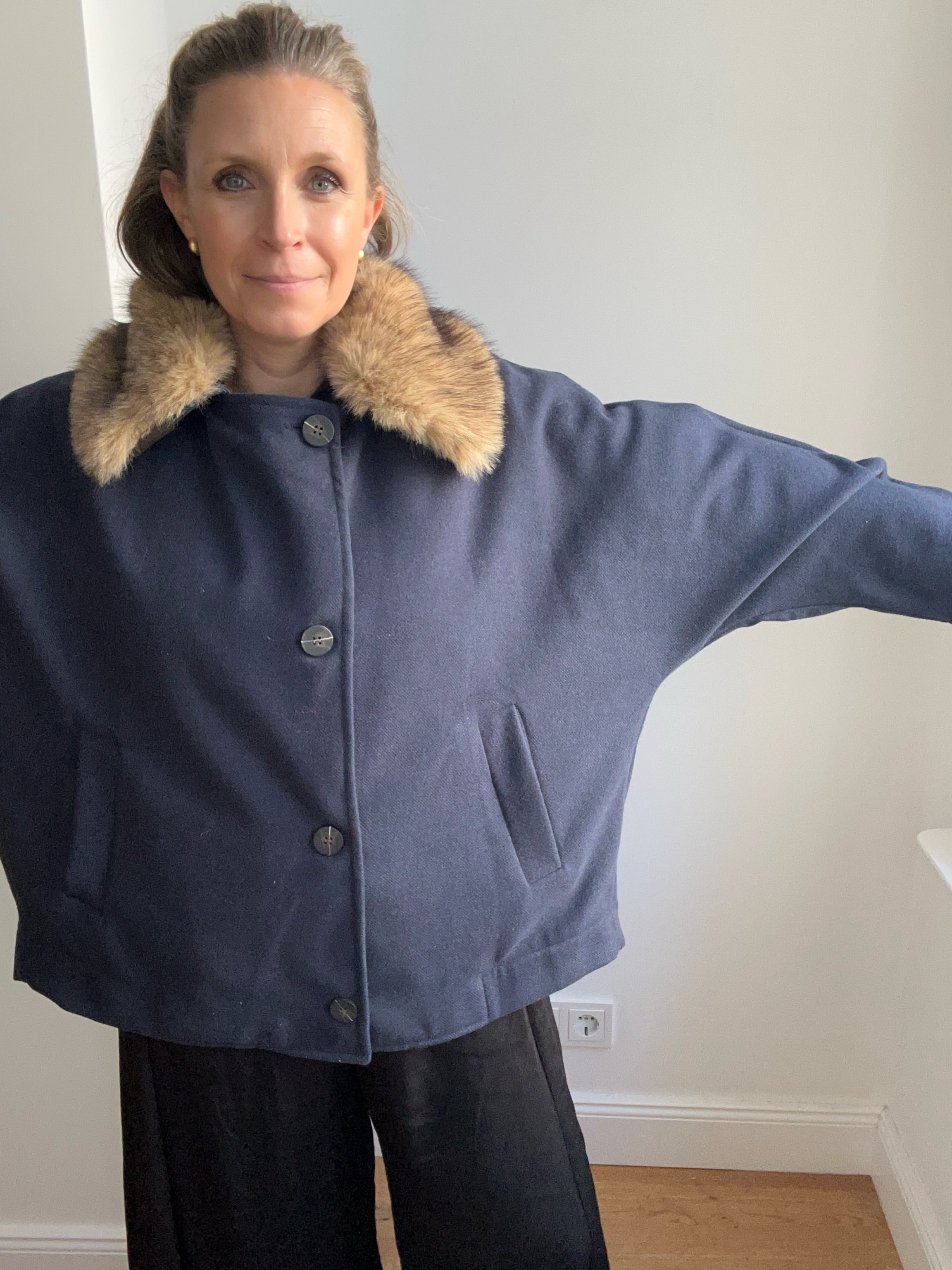 Cape-Jacke mit Faux Fellkragen zum Abknöpfen - blau