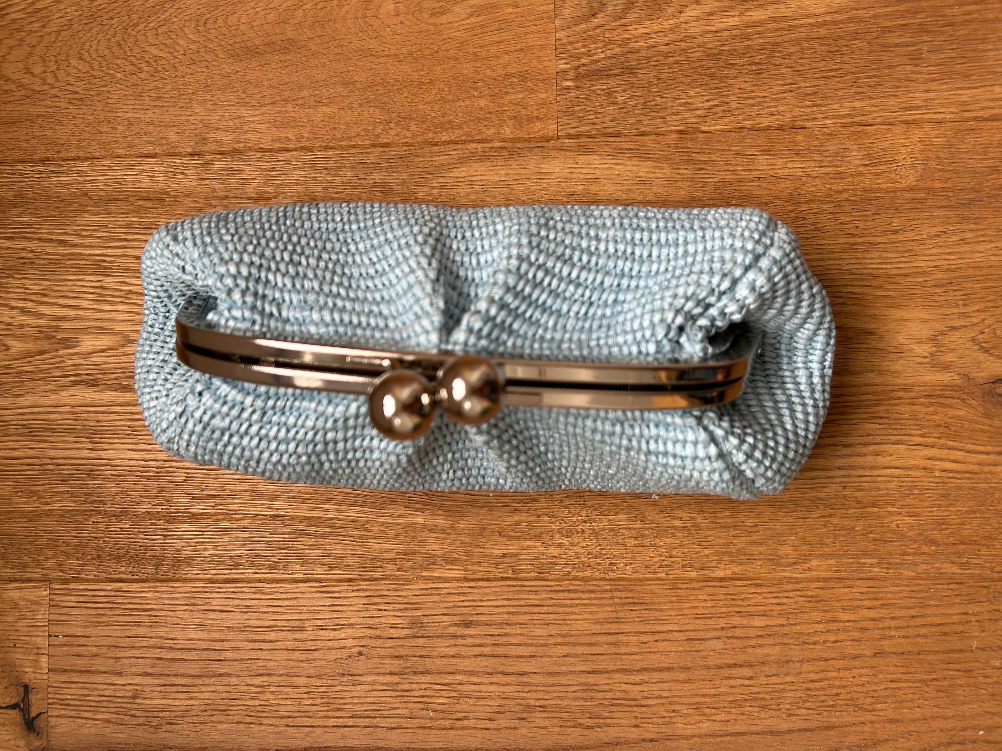 kleine Clutch im Raffia-Stil - silver / hellblau