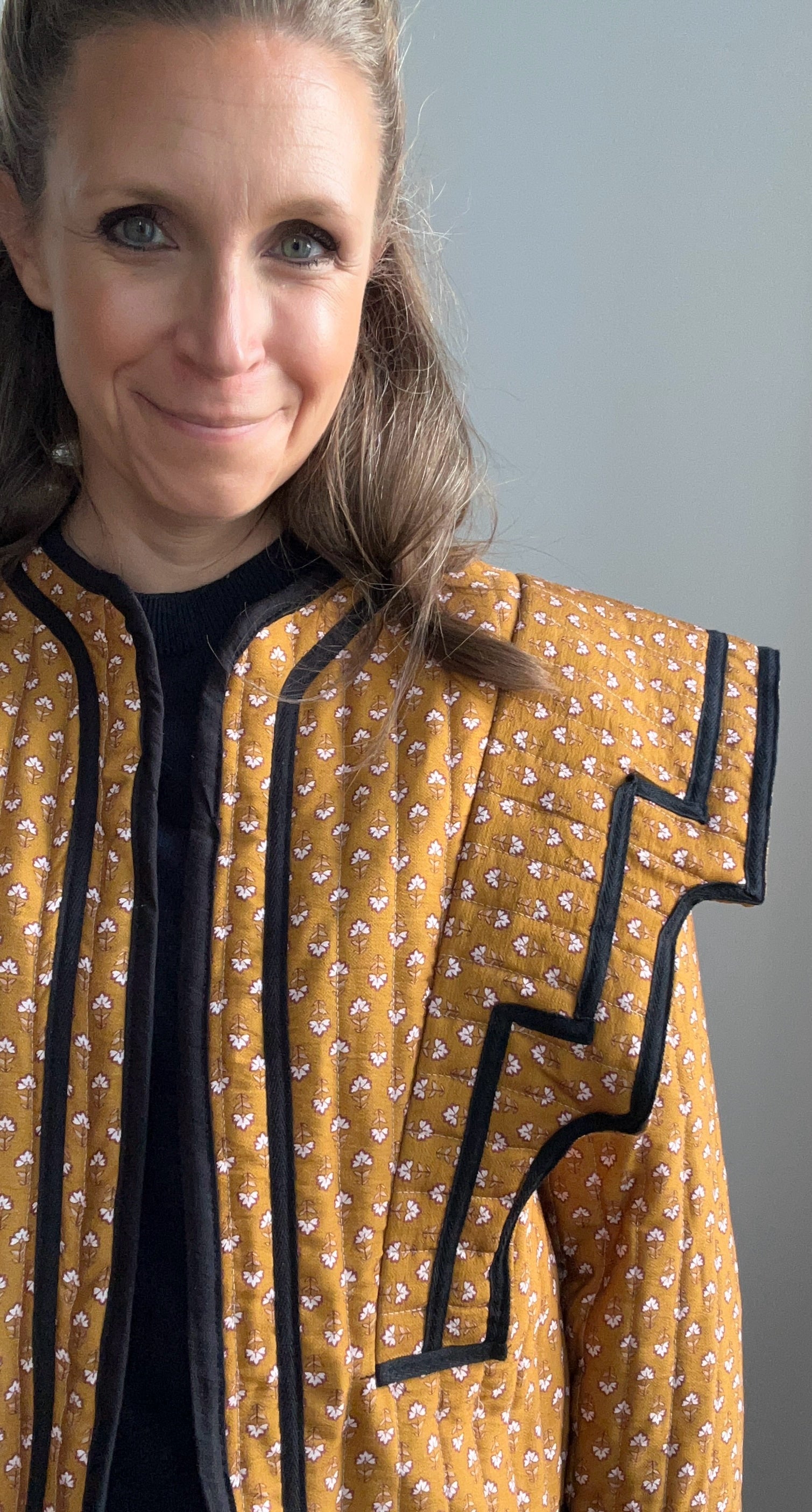 Gequiltete Jacke mit Blümchenmuster - Ocker