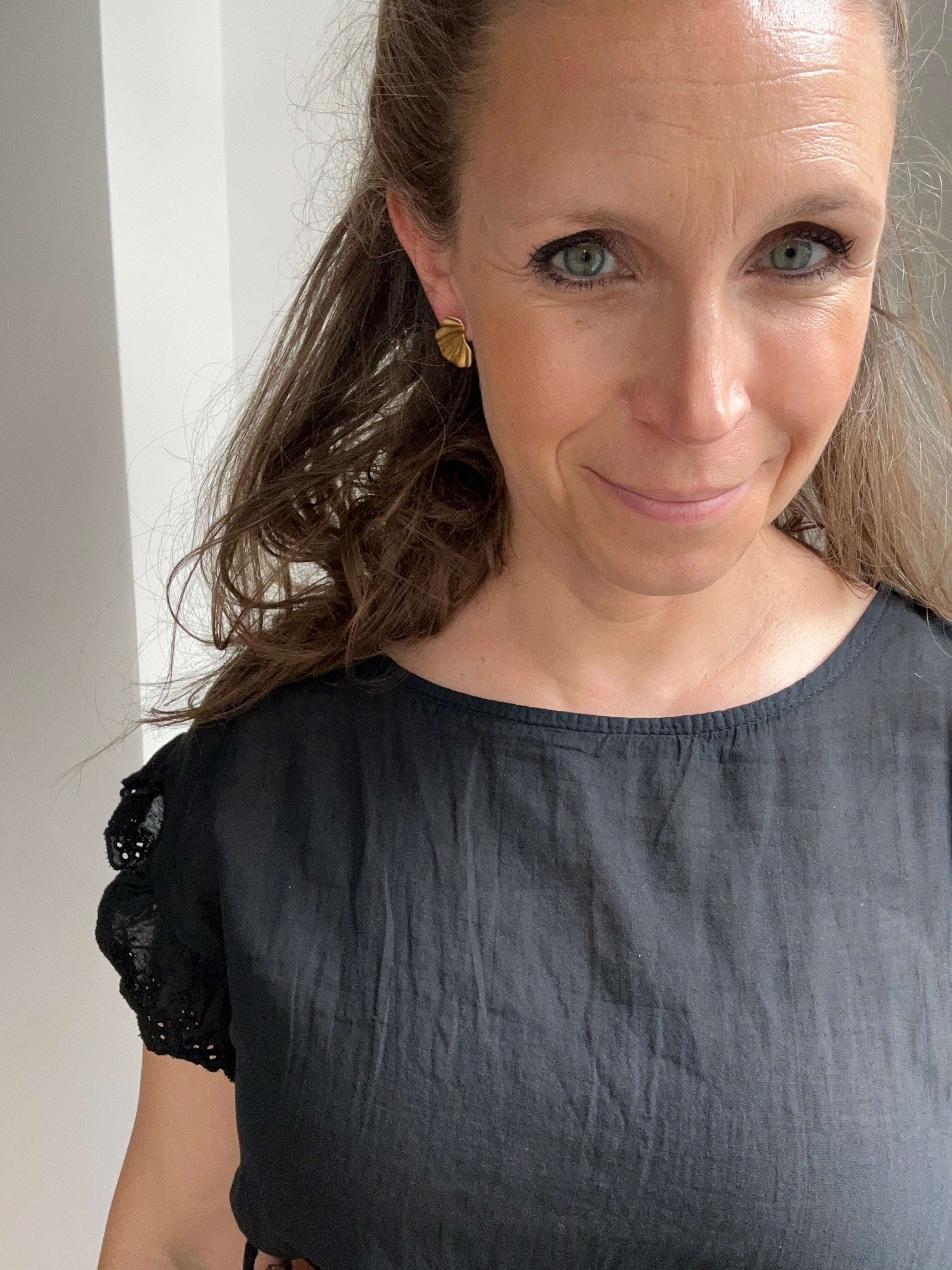 Romantisches Kleid mit Gürtel - schwarz