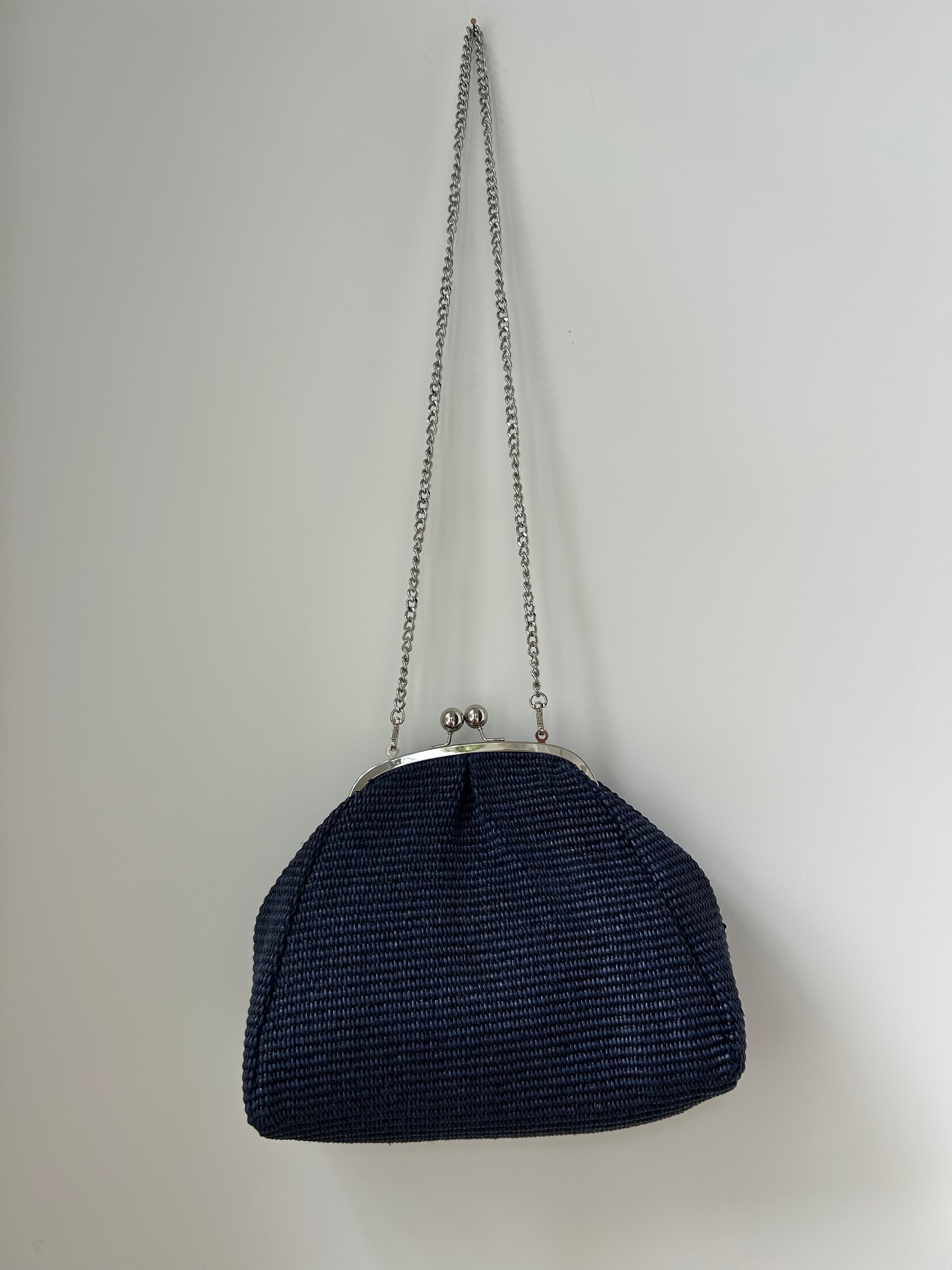 Große Clutch im Raffia-Stil - silber / dunkelblau