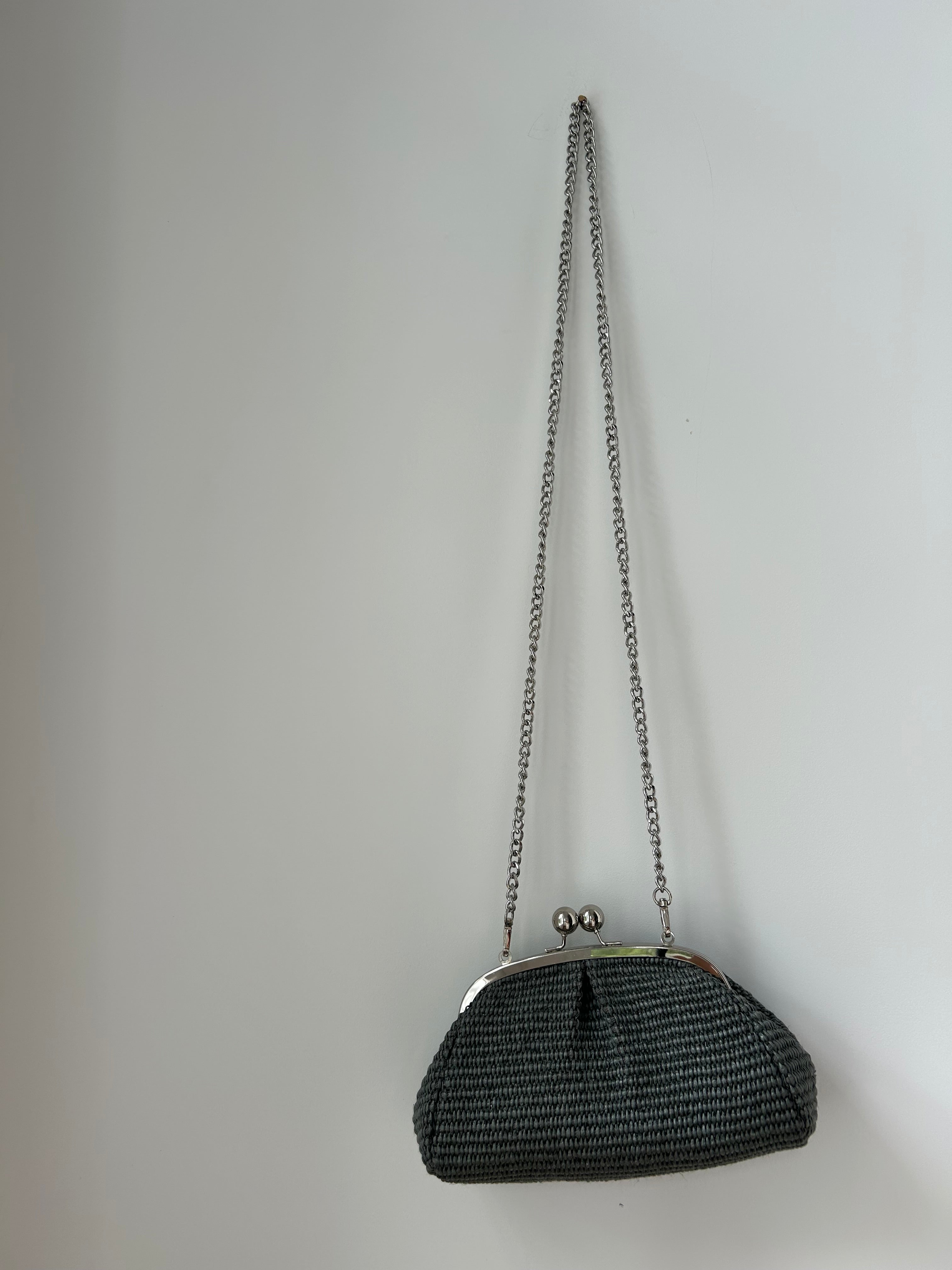 kleine Clutch im Raffia-Stil - silber / dunkelgrau