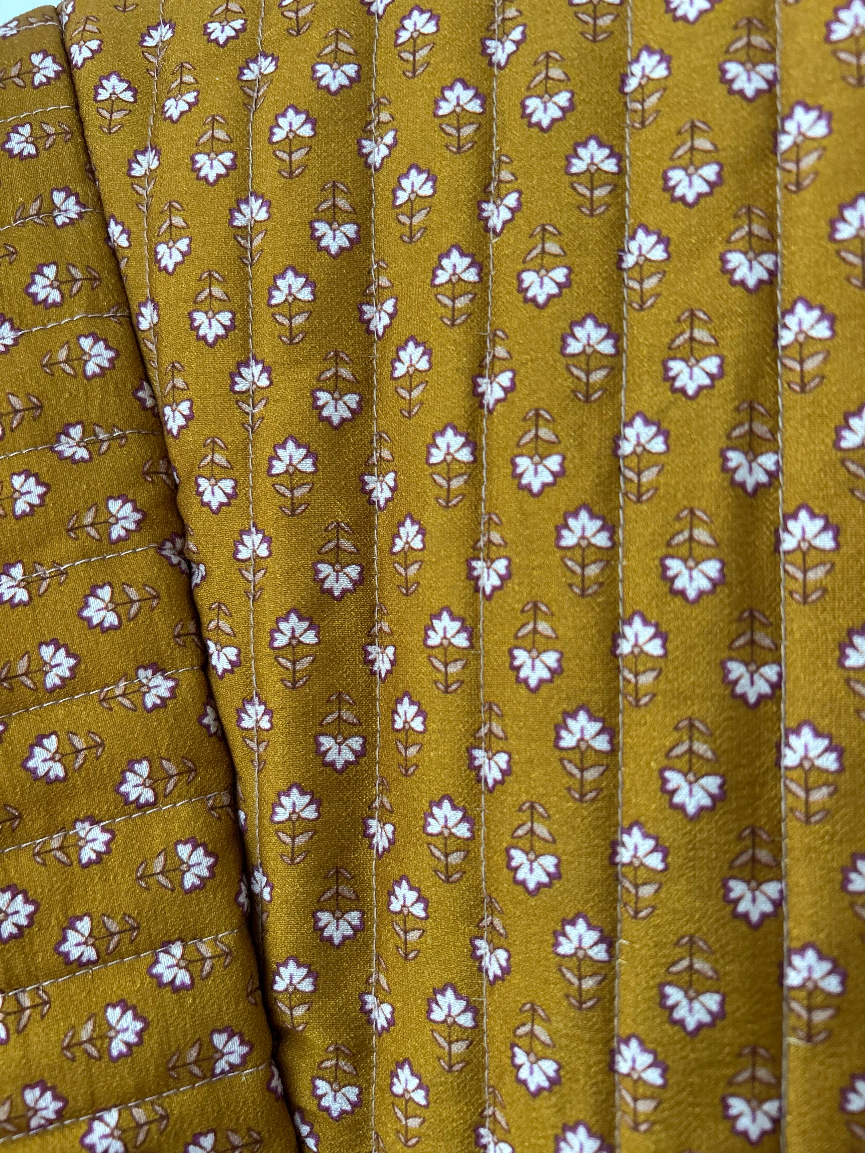 Gequiltete Jacke mit Blümchenmuster - Ocker
