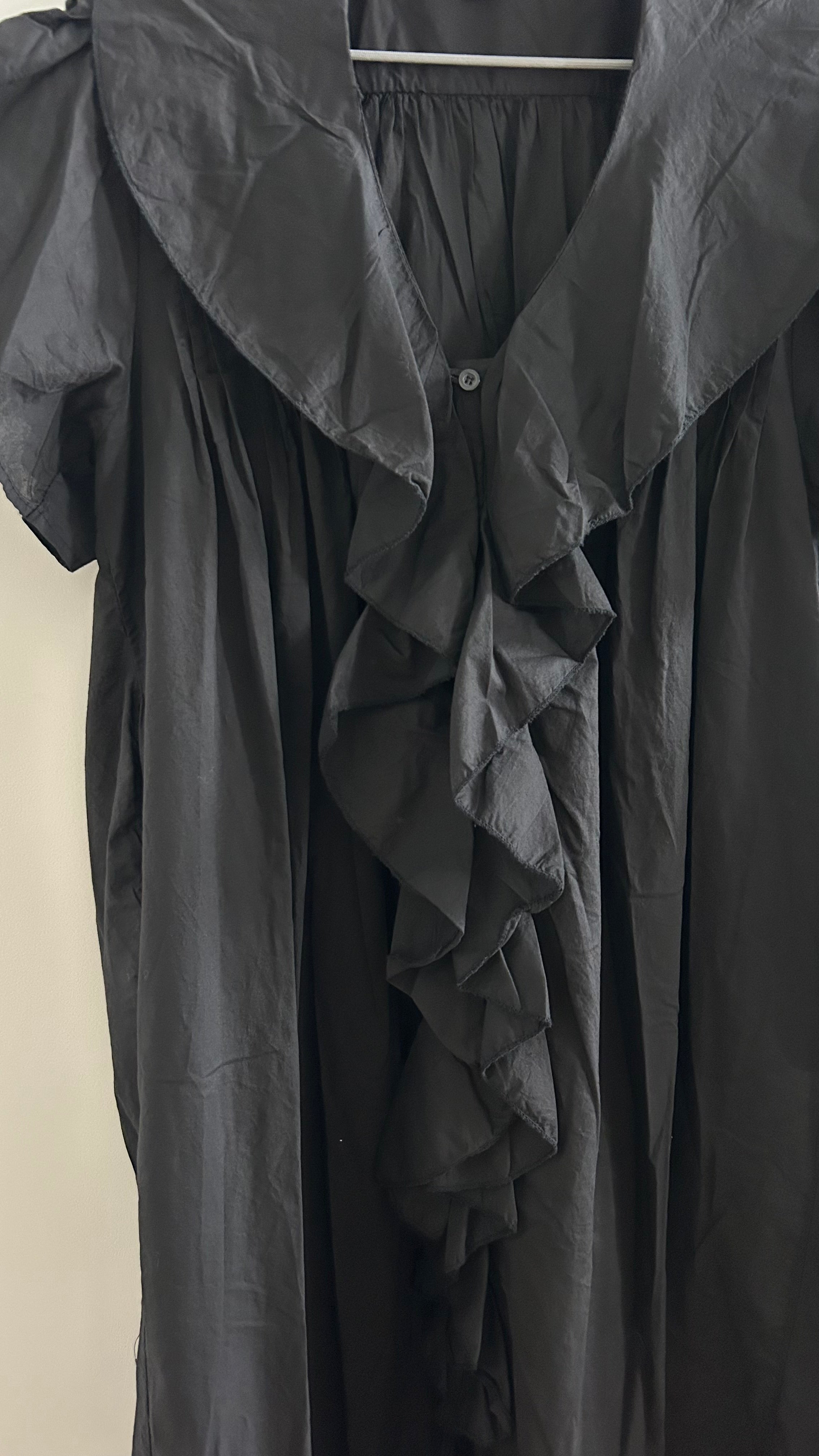Langes Kleid mit Rüschen schwarz