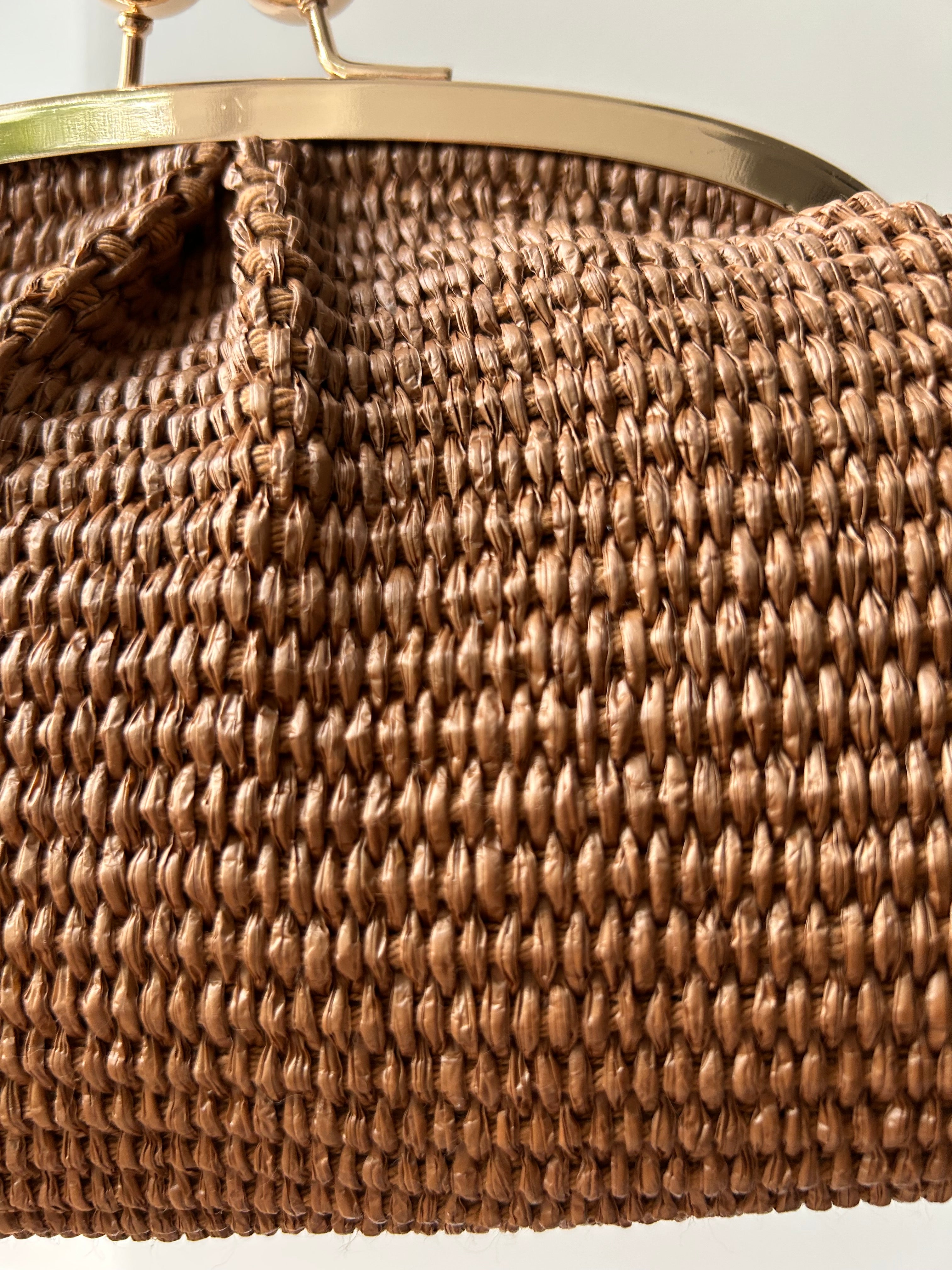 kleine Clutch im Raffia-Stil - roségold / kaffebraun