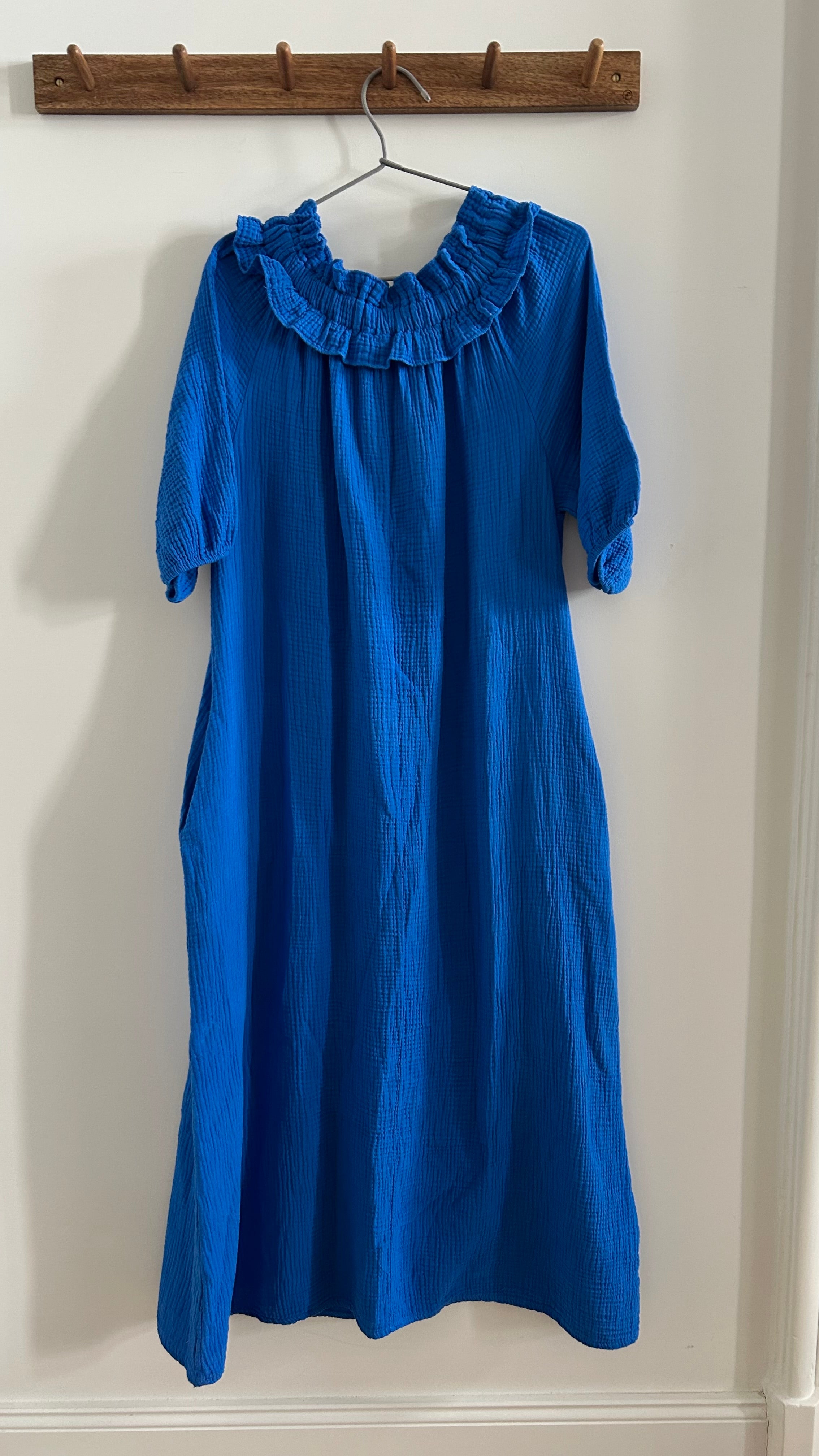 Kleid mit Carmen-Ausschnitt azurblau
