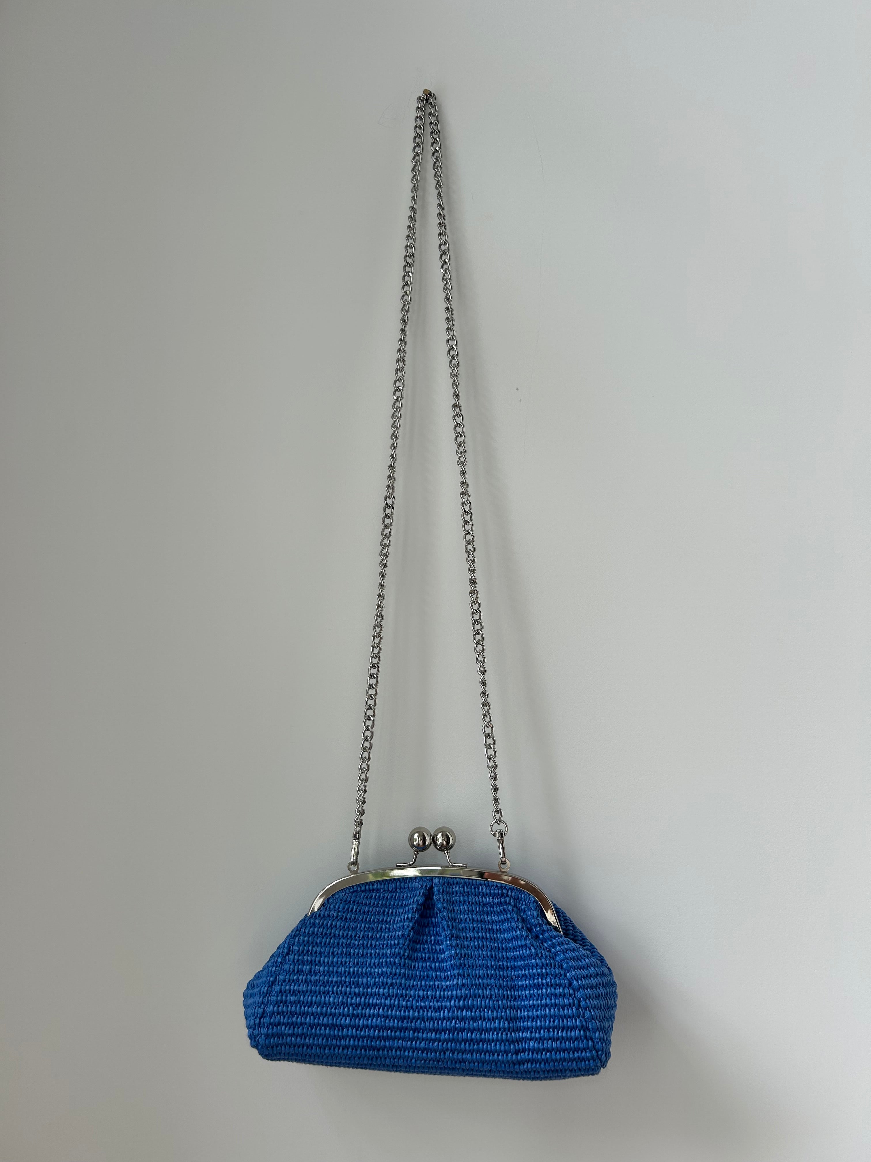 kleine Clutch im Raffia-Stil - silber / kornblumenblau