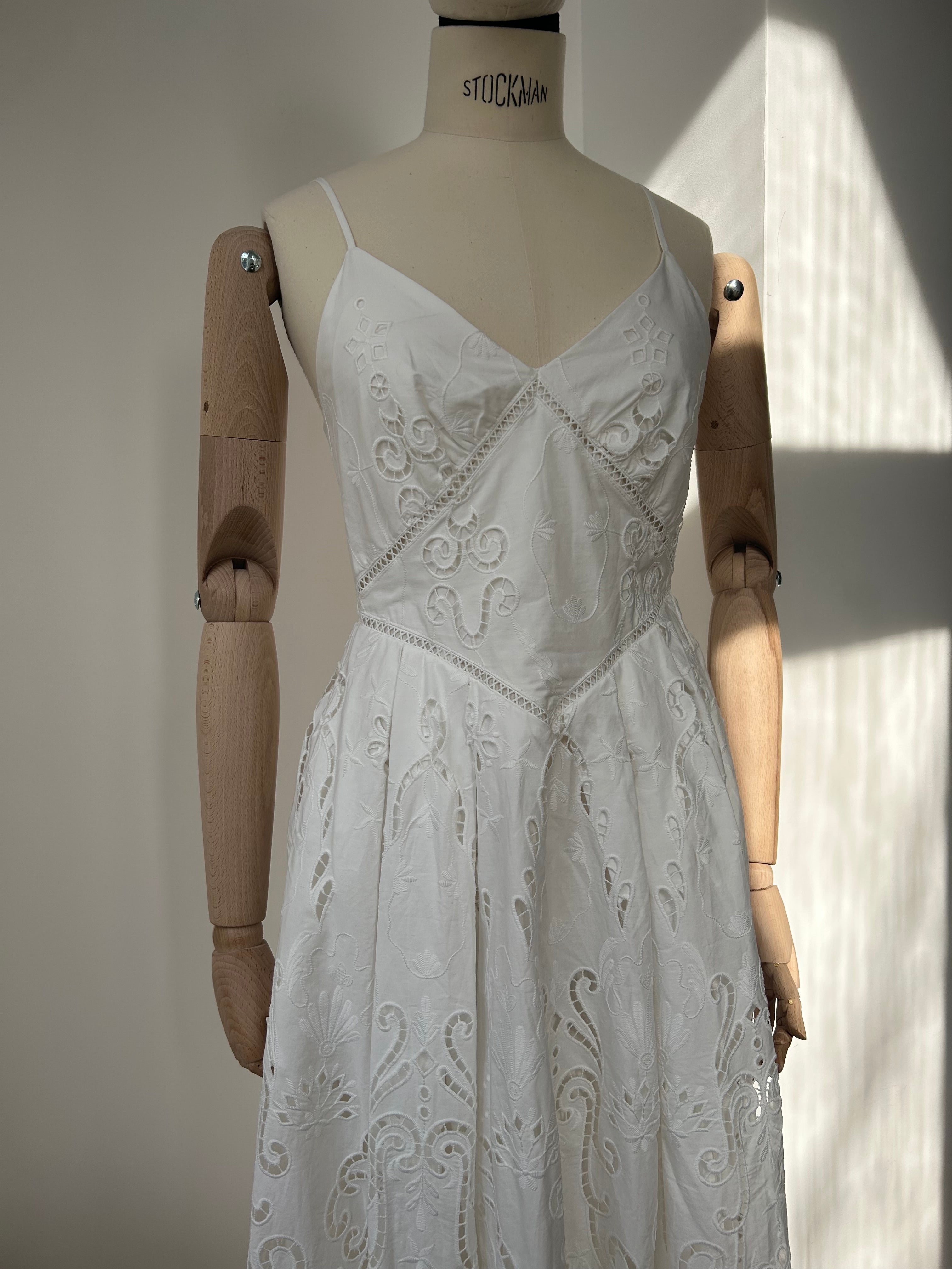 Weißes Spitzenkleid
