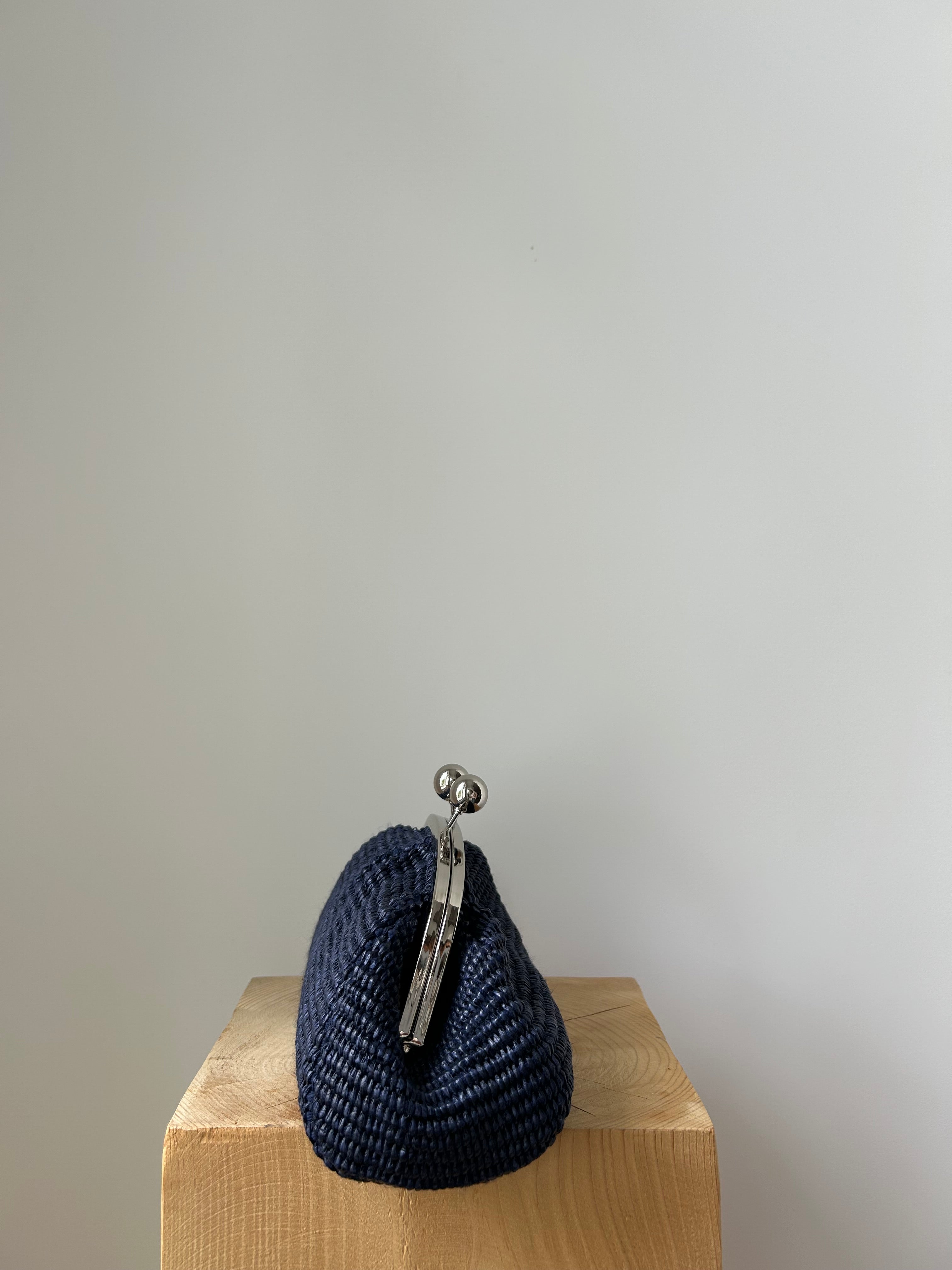 kleine Clutch im Raffia-Stil - silber / dunkelblau