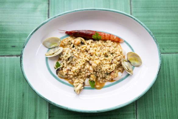 Zu Gast an der Amalfiküste. Sehnsuchtsorte, Originalrezepte und Geheimtipps (Deutsch)