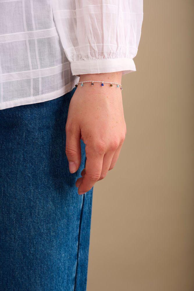 Blue Hour Armband von Pernille Corydon – recyceltes Silber mit Edelsteinen, getragen am Handgelenk