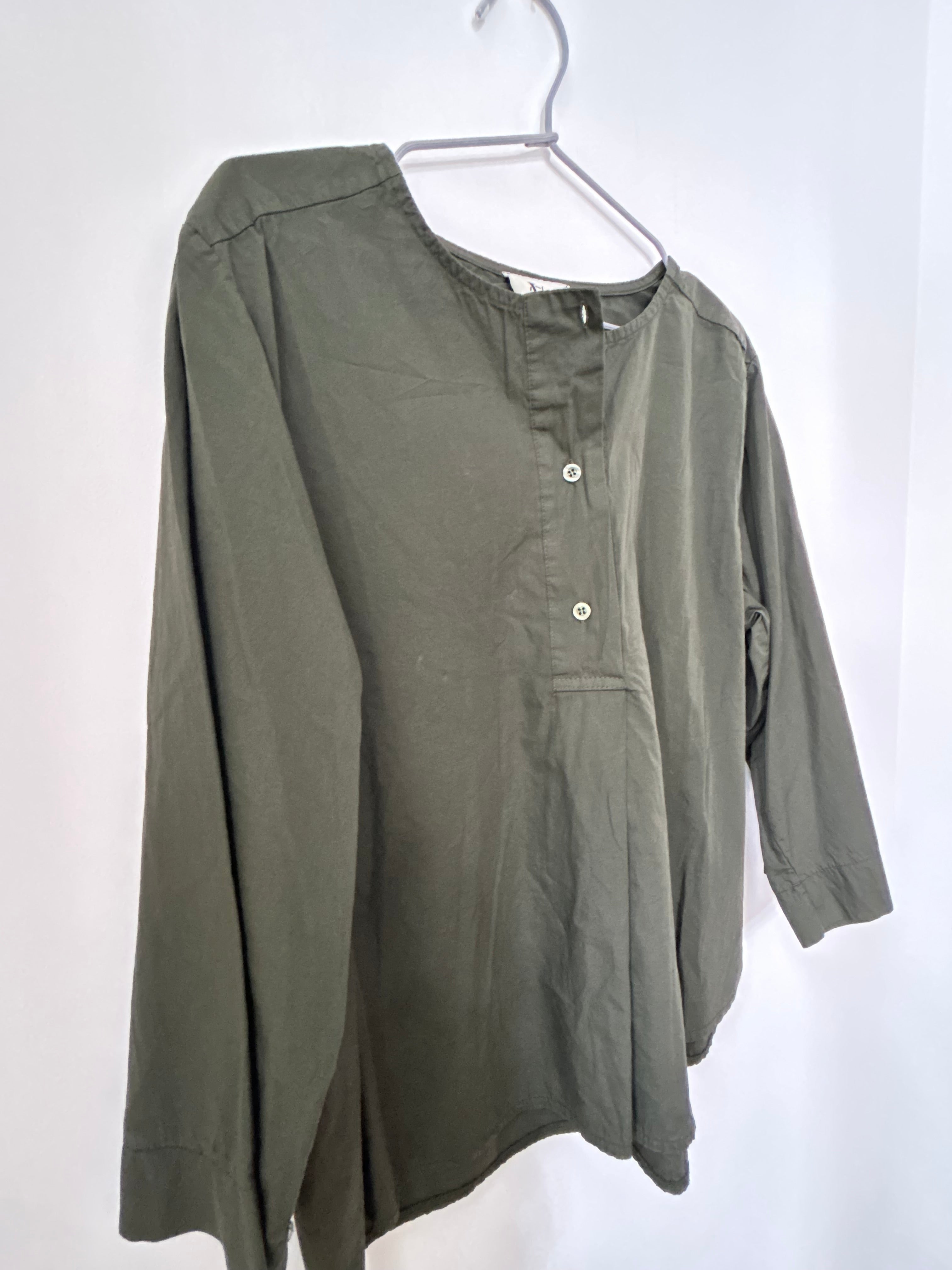 Schlichte Bluse mit Knopfleiste - dunkelgrün