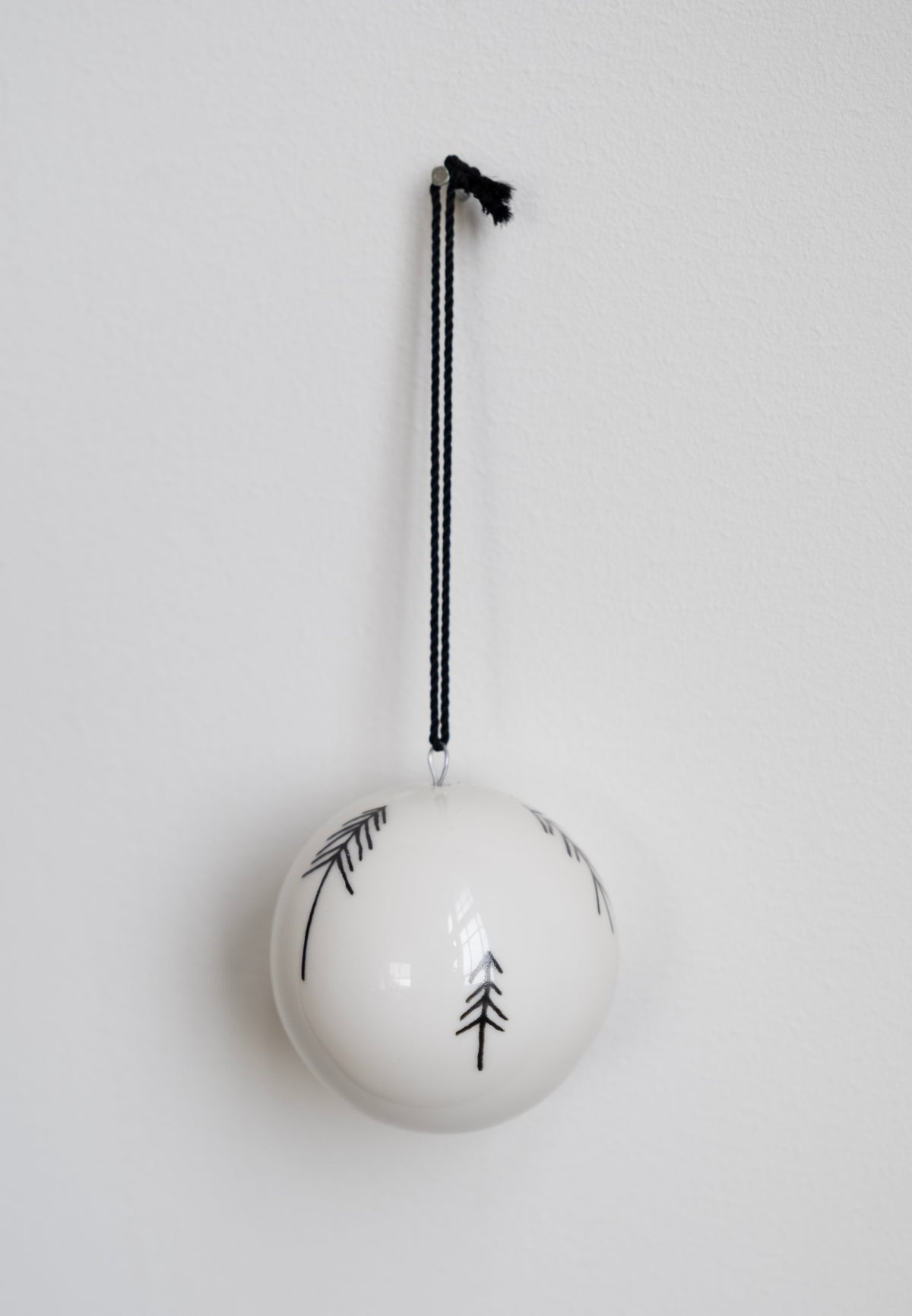 Christbaumkugel aus Porzellan tall (Ø 6 cm)