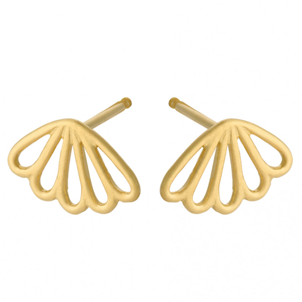 Schrägansicht der Bellis Ohrstecker in Gold von Pernille Corydon – feine Blütenform aus recyceltem Silber