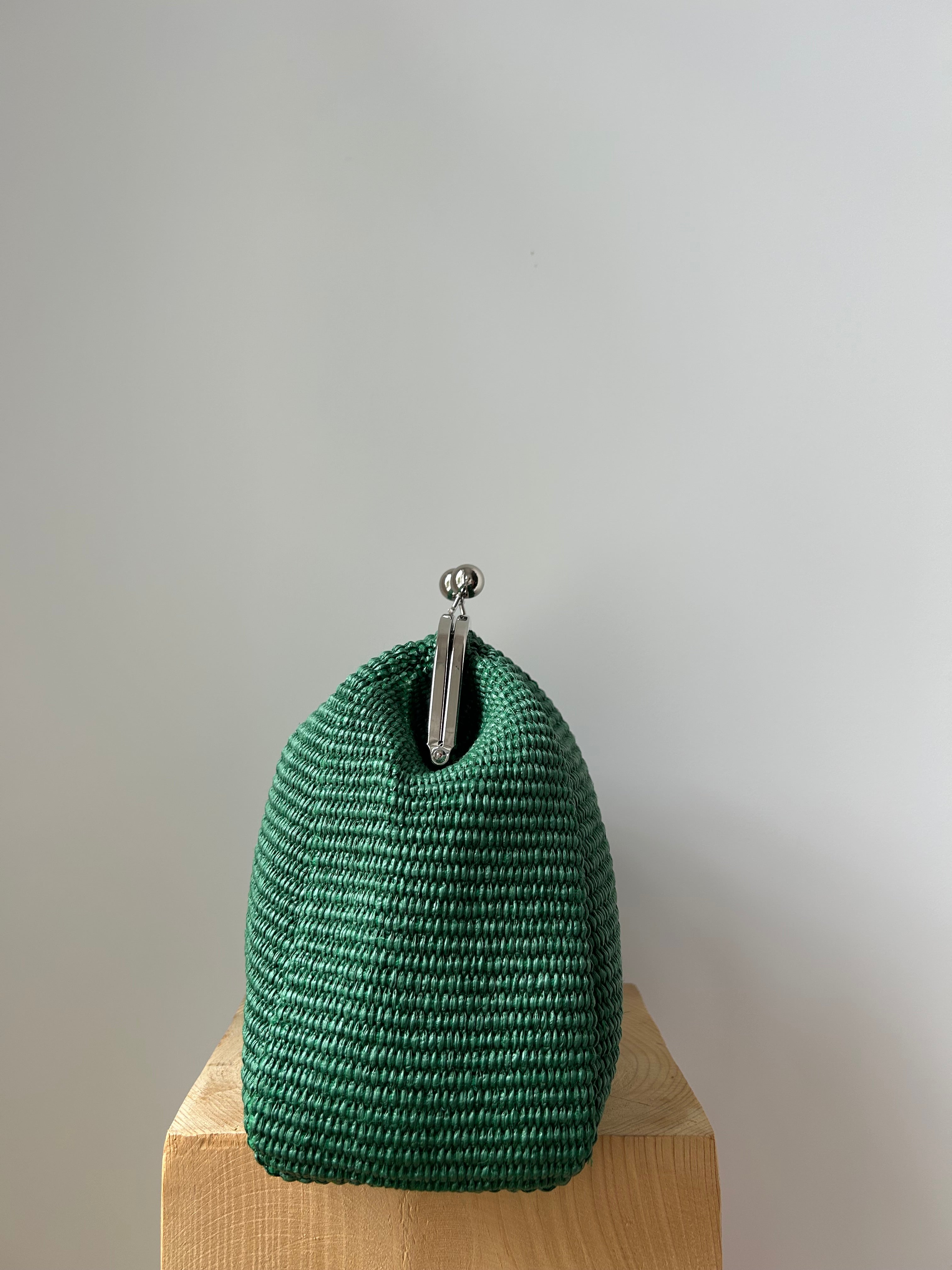 Große Clutch im Raffia-Stil - silber / grün