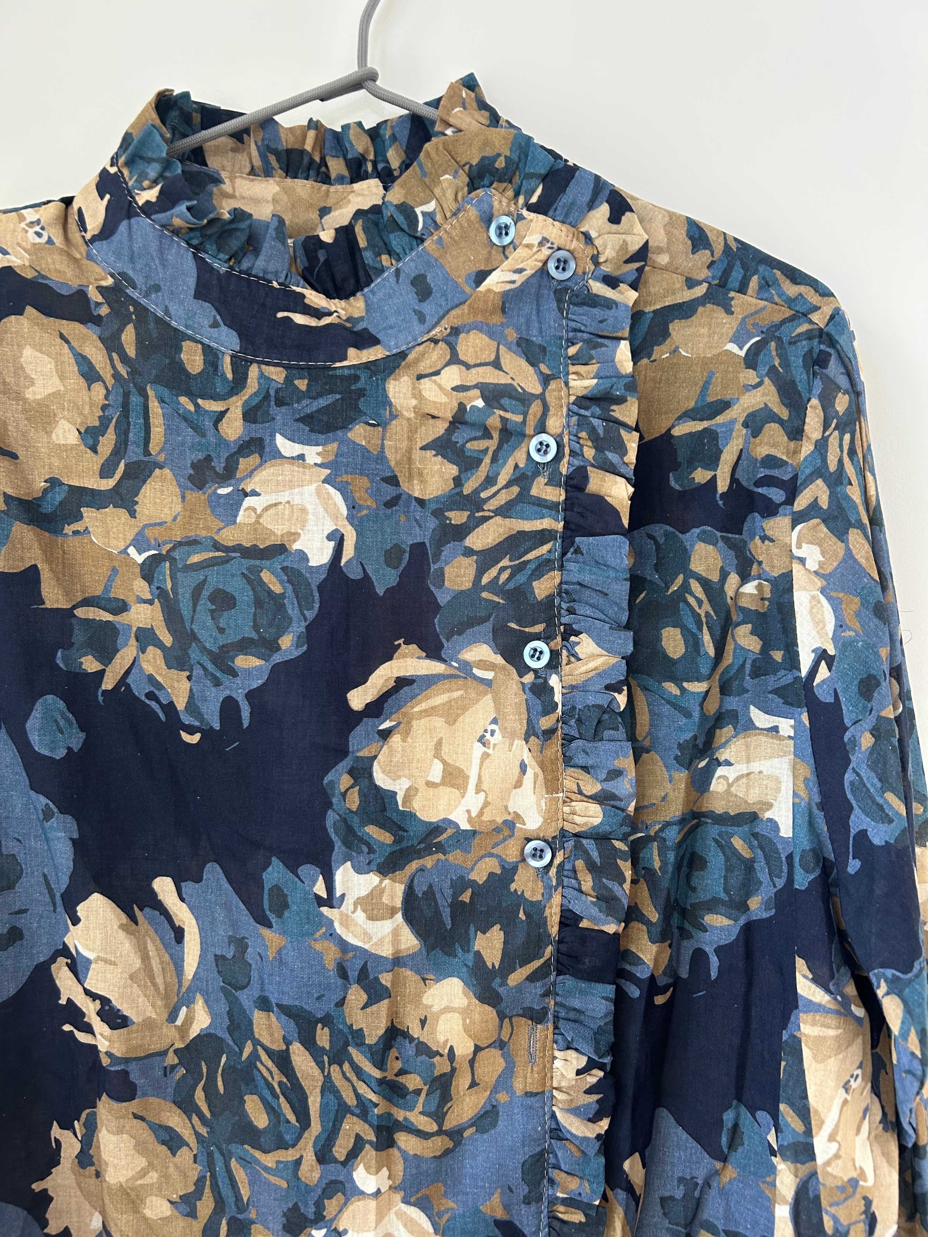Hochgeschlossene Bluse mit Blumenmuster