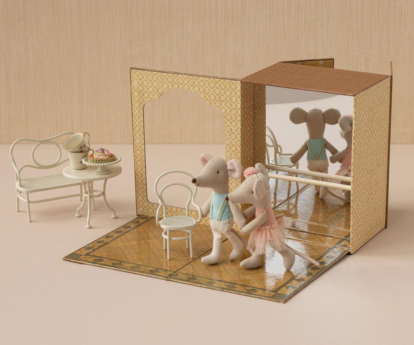 Ballettmäuse im Tanzstudio - Kleine Schwester und kleiner Bruder