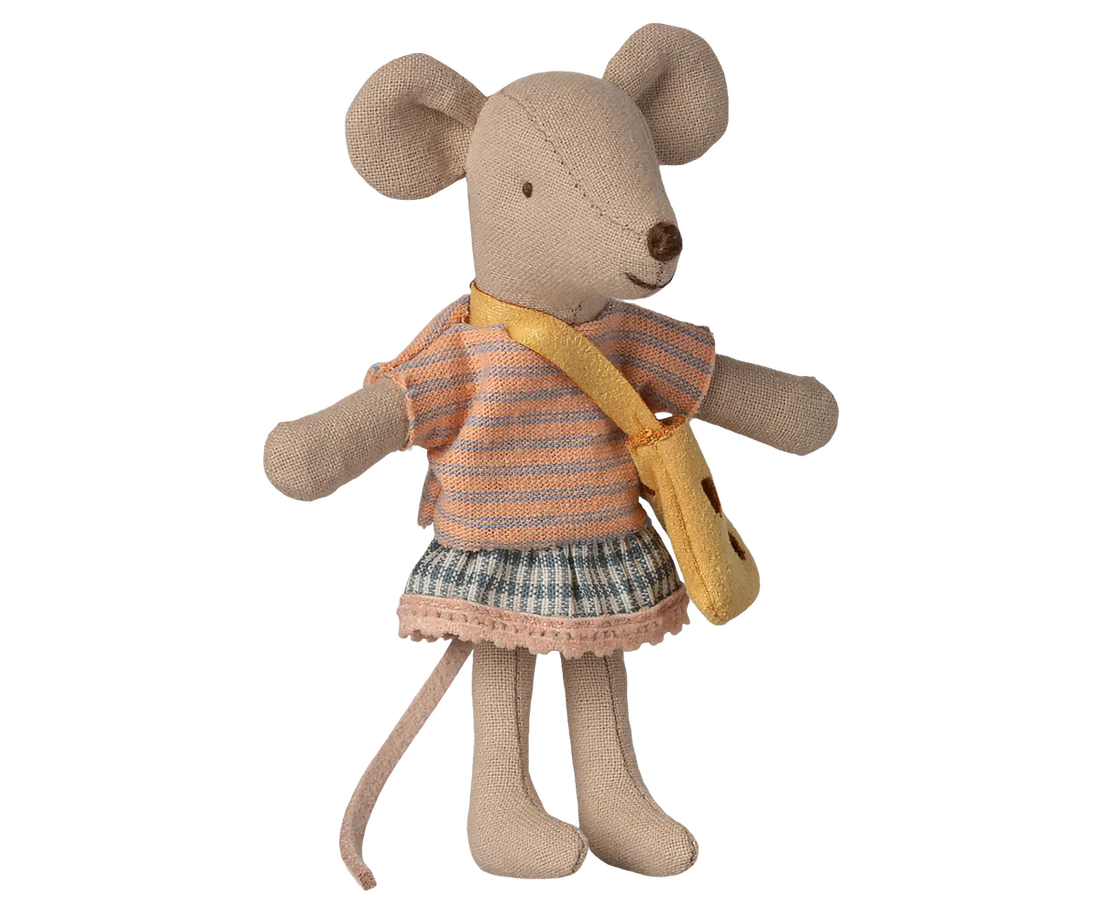 Kleine Schwester Maus mit Tasche