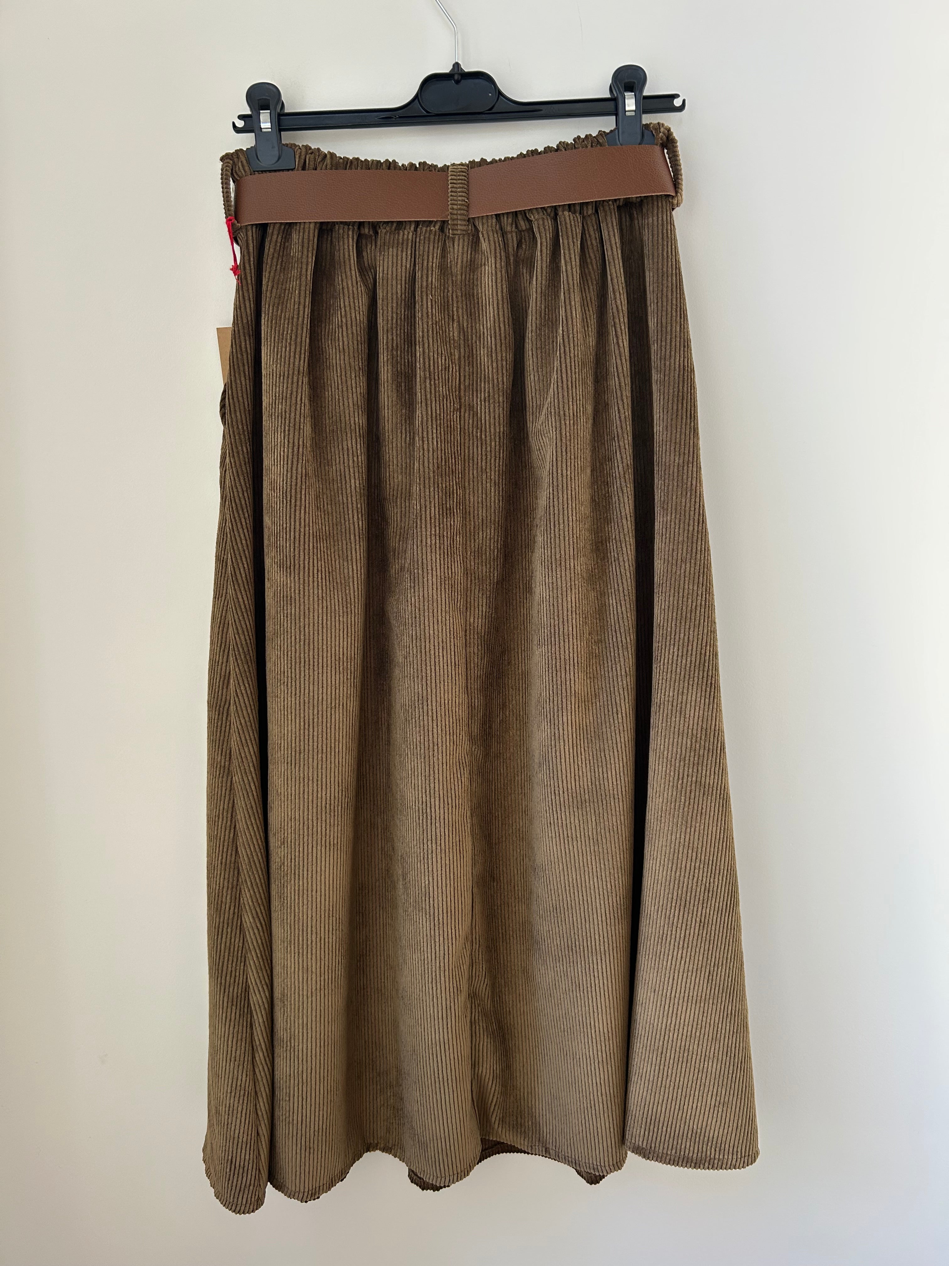 Rückansicht des Damen Cordrocks in Camel mit gerafftem Bund